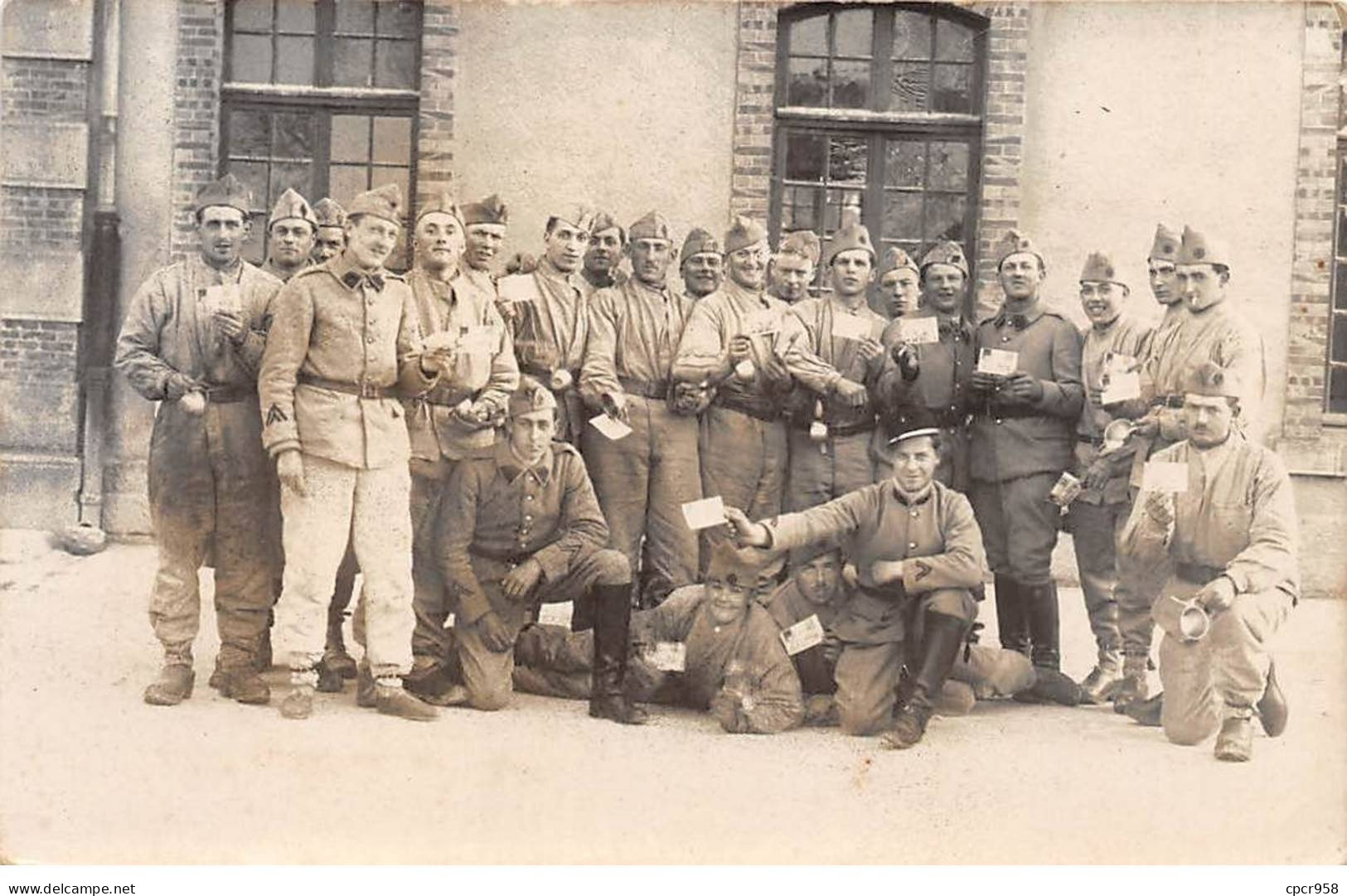 Militaire - N°91302 - Groupe De Militaires Avec Des Lettres Dans Une Cour - Carte Photo à Localiser - Weltkrieg 1914-18