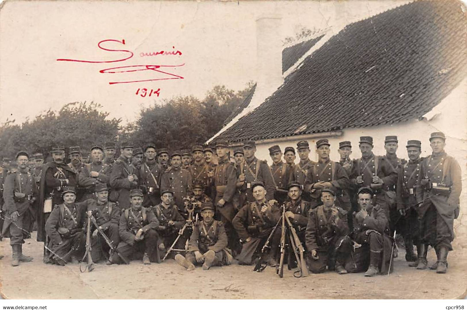 Militaire - N°91298 - Groupe De Militaires Dans Une Cour, Avec Leur Fusils Et Une Mitraillette - Carte Photo à Localiser - Weltkrieg 1914-18