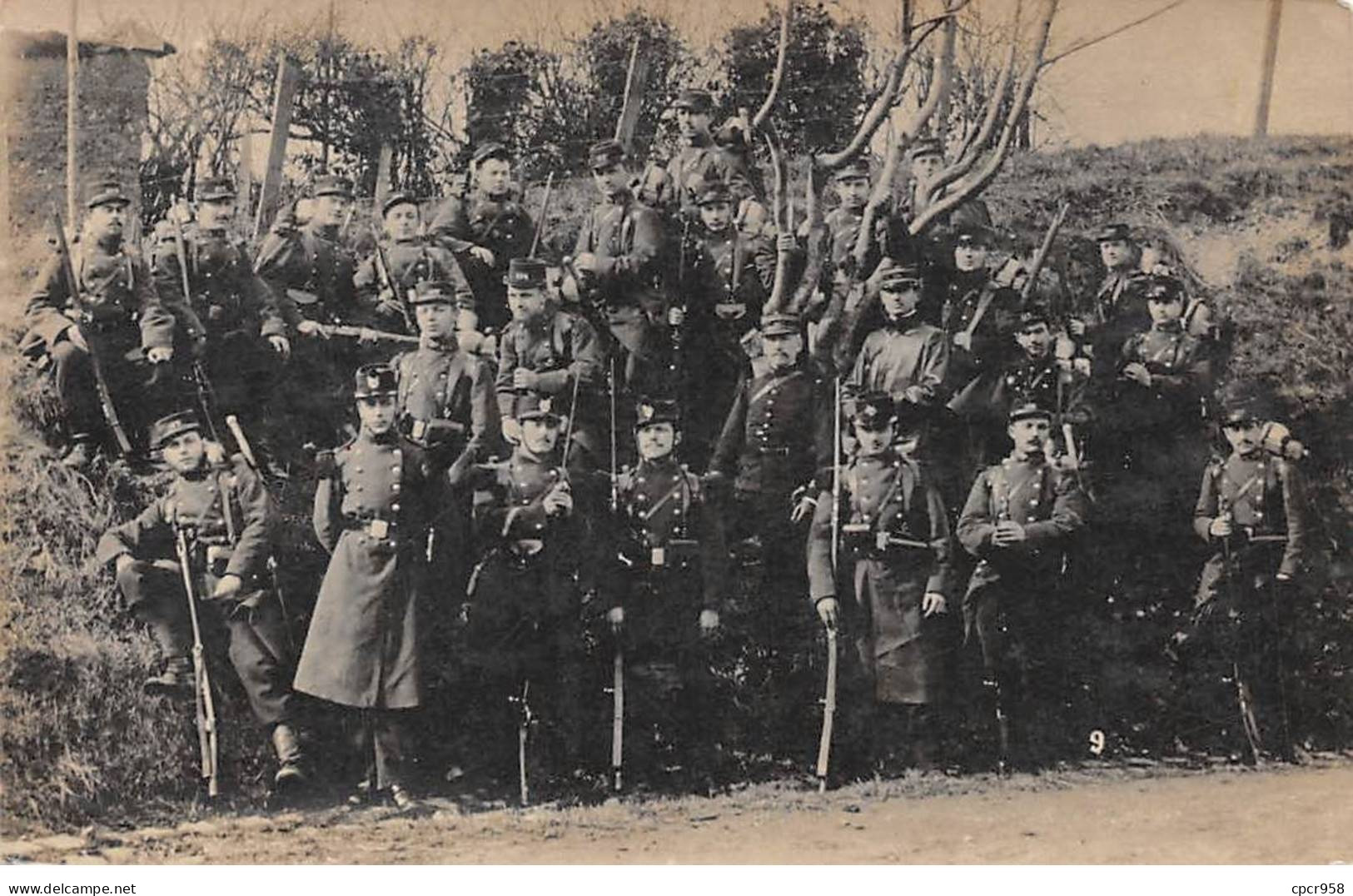 Militaire - N°91301 - Groupe De Militaires Avec Leur Paquetage Sur Le Bord D'une Route - Carte Photo à Localiser - Weltkrieg 1914-18
