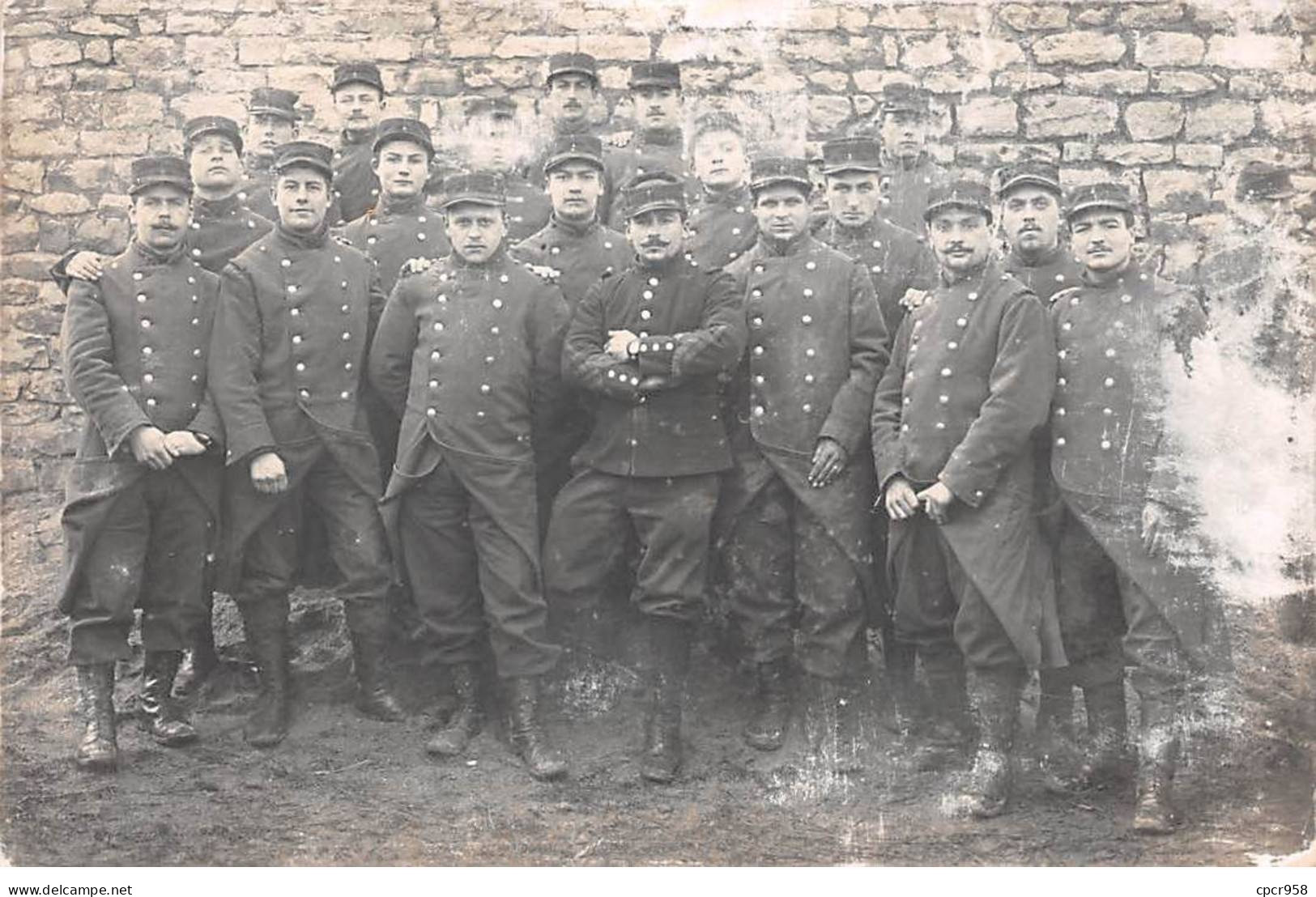 Militaire - N°91297 - Groupe De Militaires Devant Un Mur En Pierres - Carte Photo à Localiser - Sonstige & Ohne Zuordnung