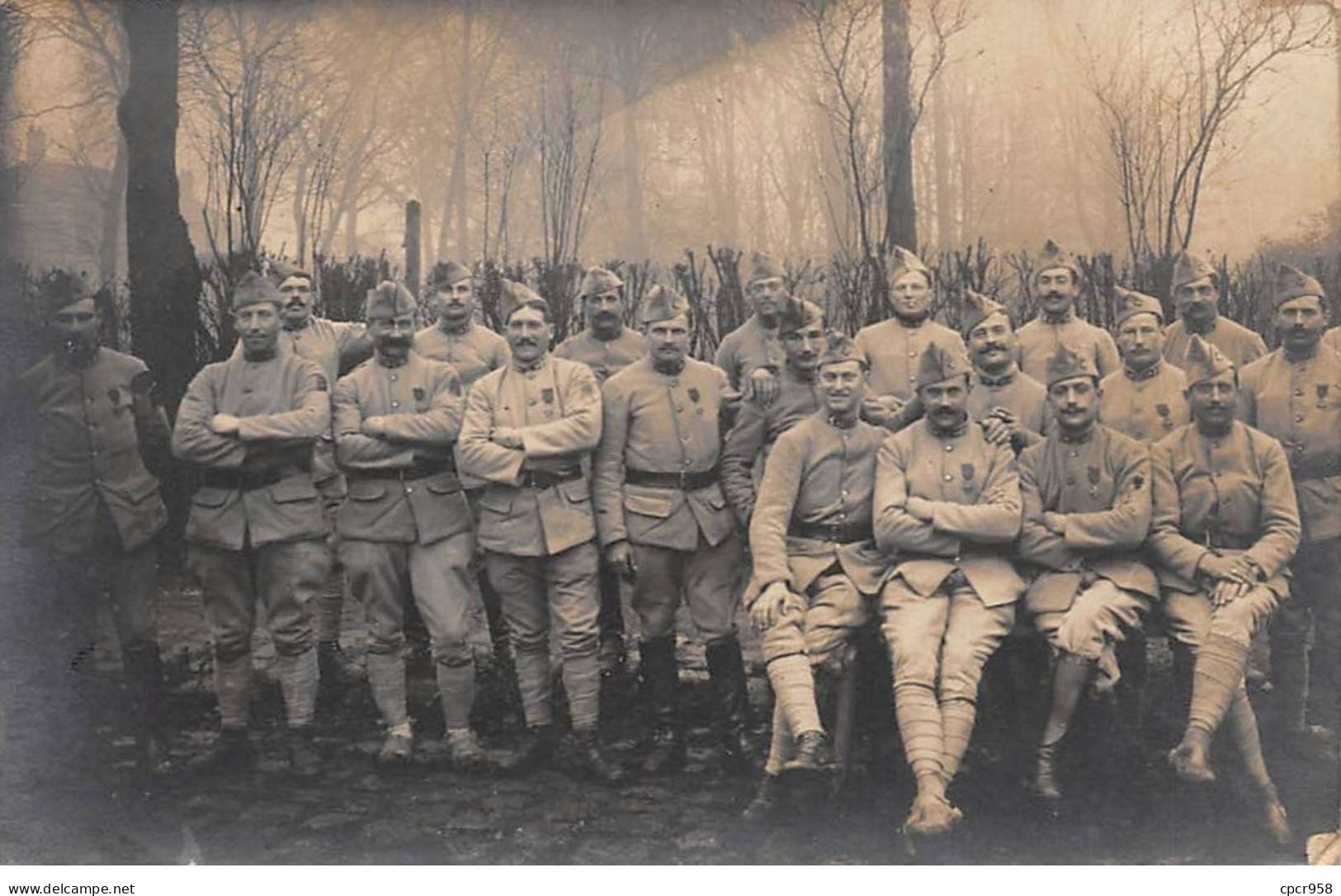 Militaire - N°91296 - Groupe De Militaires Médaillés Dans Une Forêt - Carte Photo à Localiser - Sonstige & Ohne Zuordnung