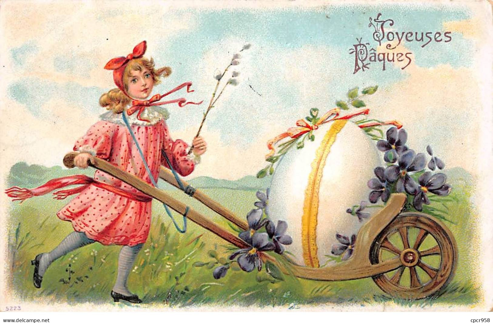 Pâques - N°91211 - Joyeuses Pâques - Fillette Poussant Une Brouette Avec Un Oeuf Et Violettes - Carte Gaufrée - Pâques