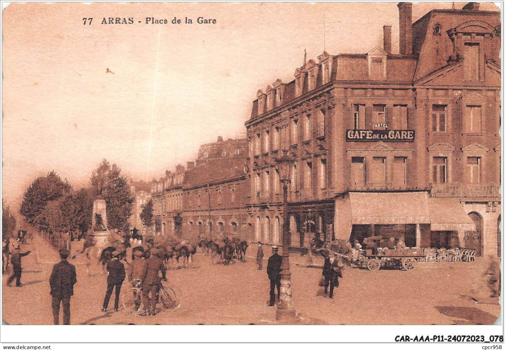 CAR-AAAP11-62-0815 - ARRAS - Place De La Gare - Cafe De La Gare - Arras