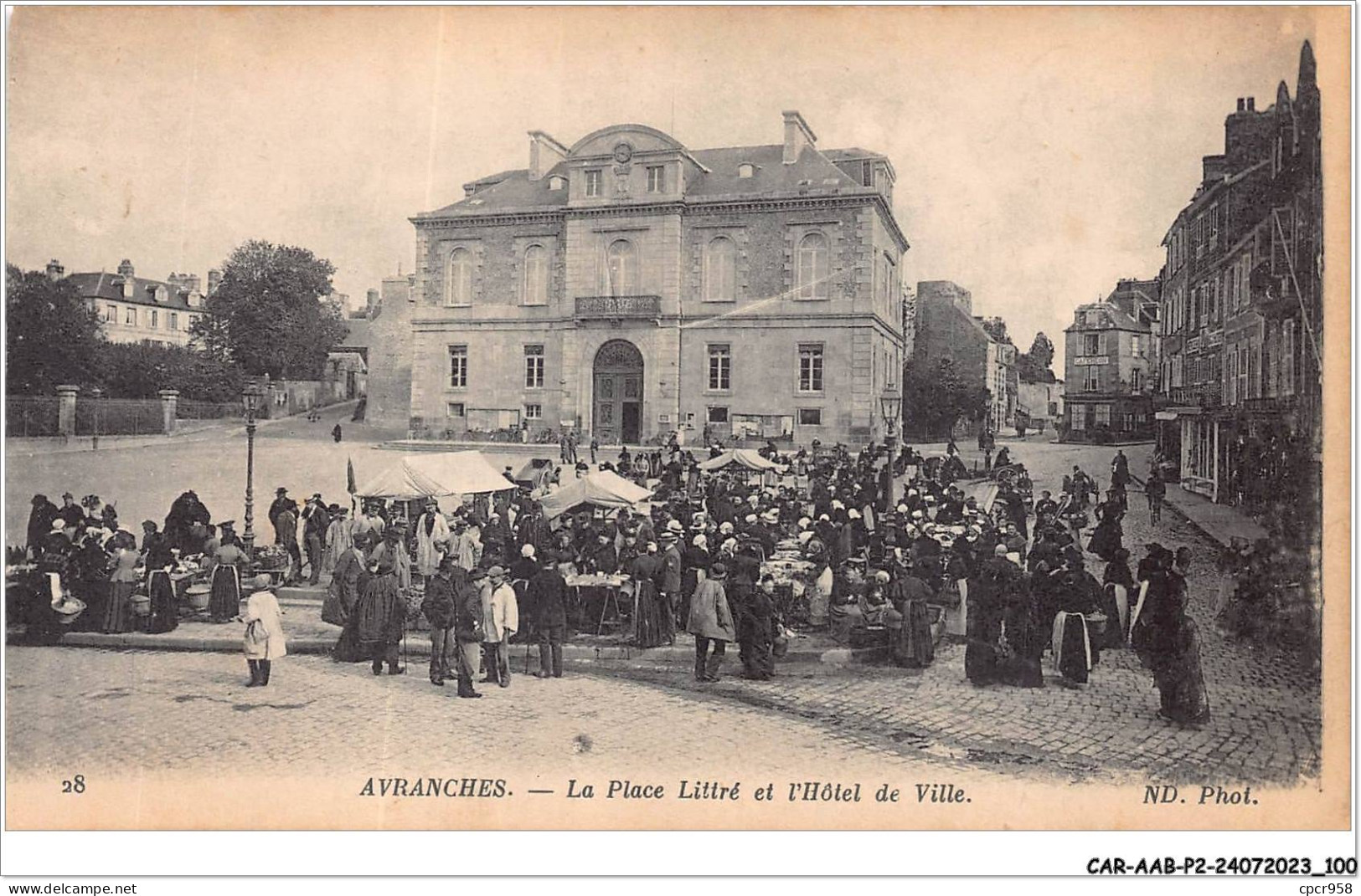 CAR-AABP2-50-0143 - AVRANCHES - La Place Littré Et L'hotel De Ville - Marche - Avranches