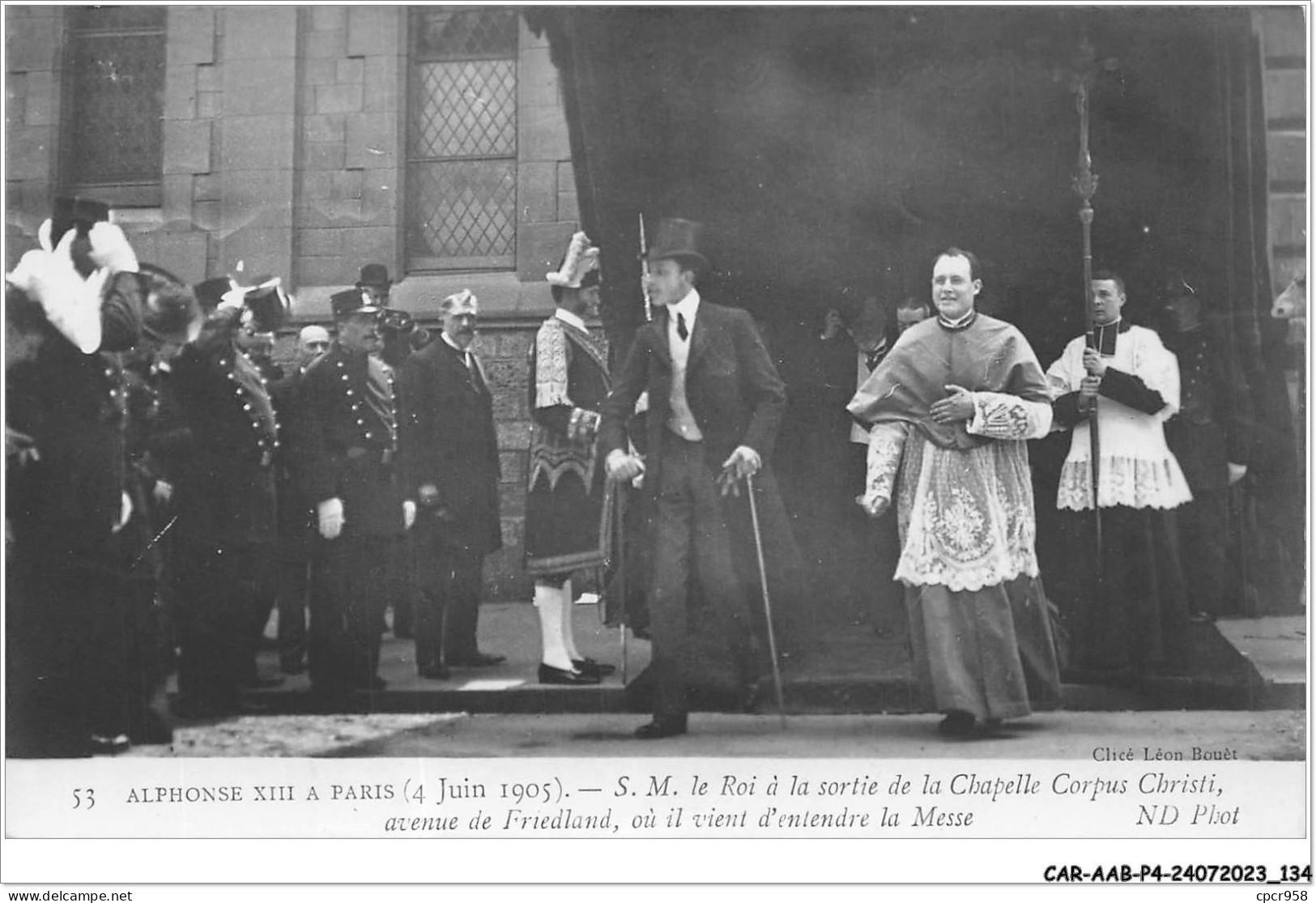 CAR-AABP4-75-0316 - PARIS - Alphonse XIII - S.M. Le Roi A La Sortie De La Chapelle - Plazas