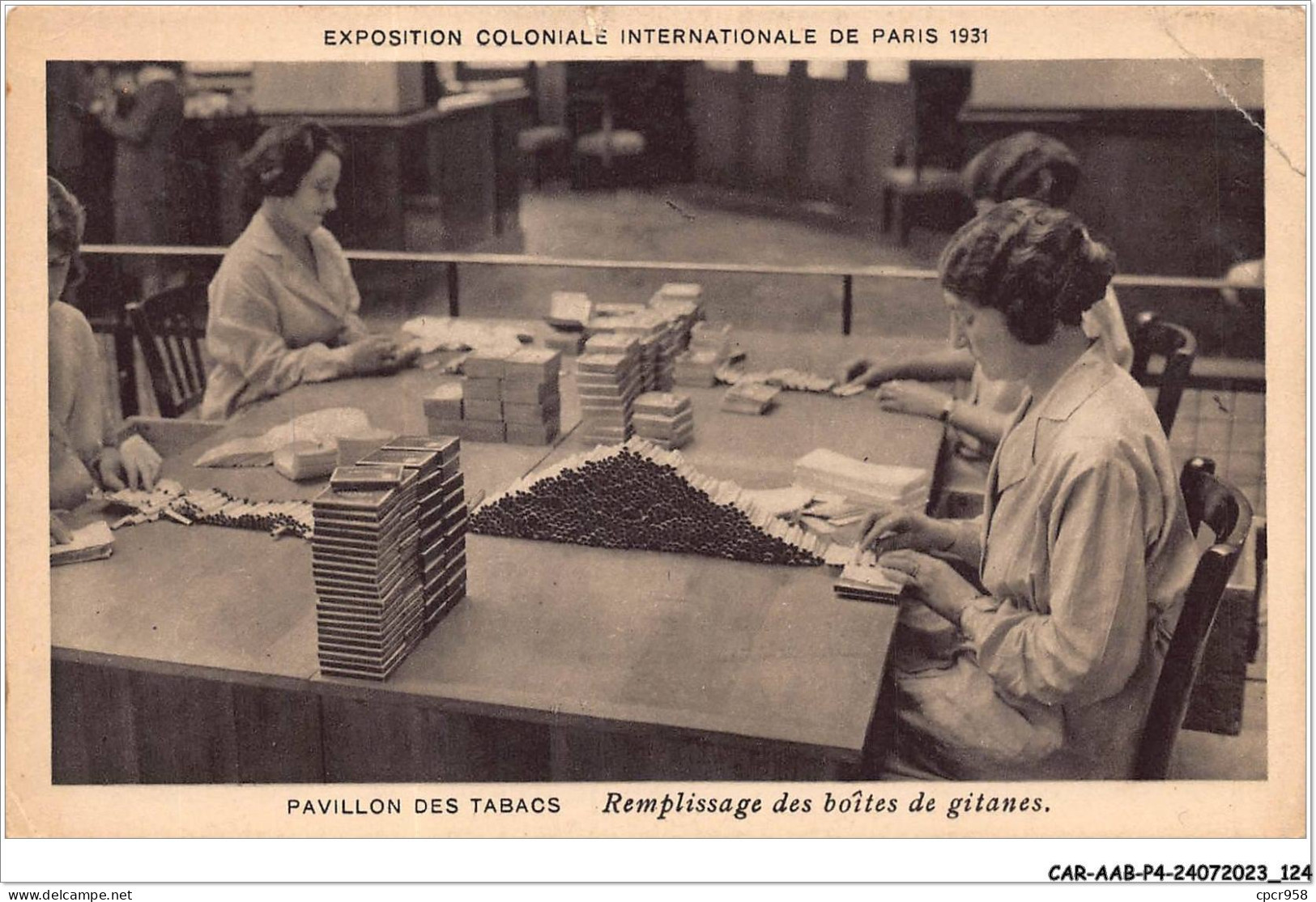 CAR-AABP4-75-0311 - PARIS - Expo. Coloniale - Pavillon Des Tabacs - Remplissage Des Boites - Carte Pliee - Ausstellungen