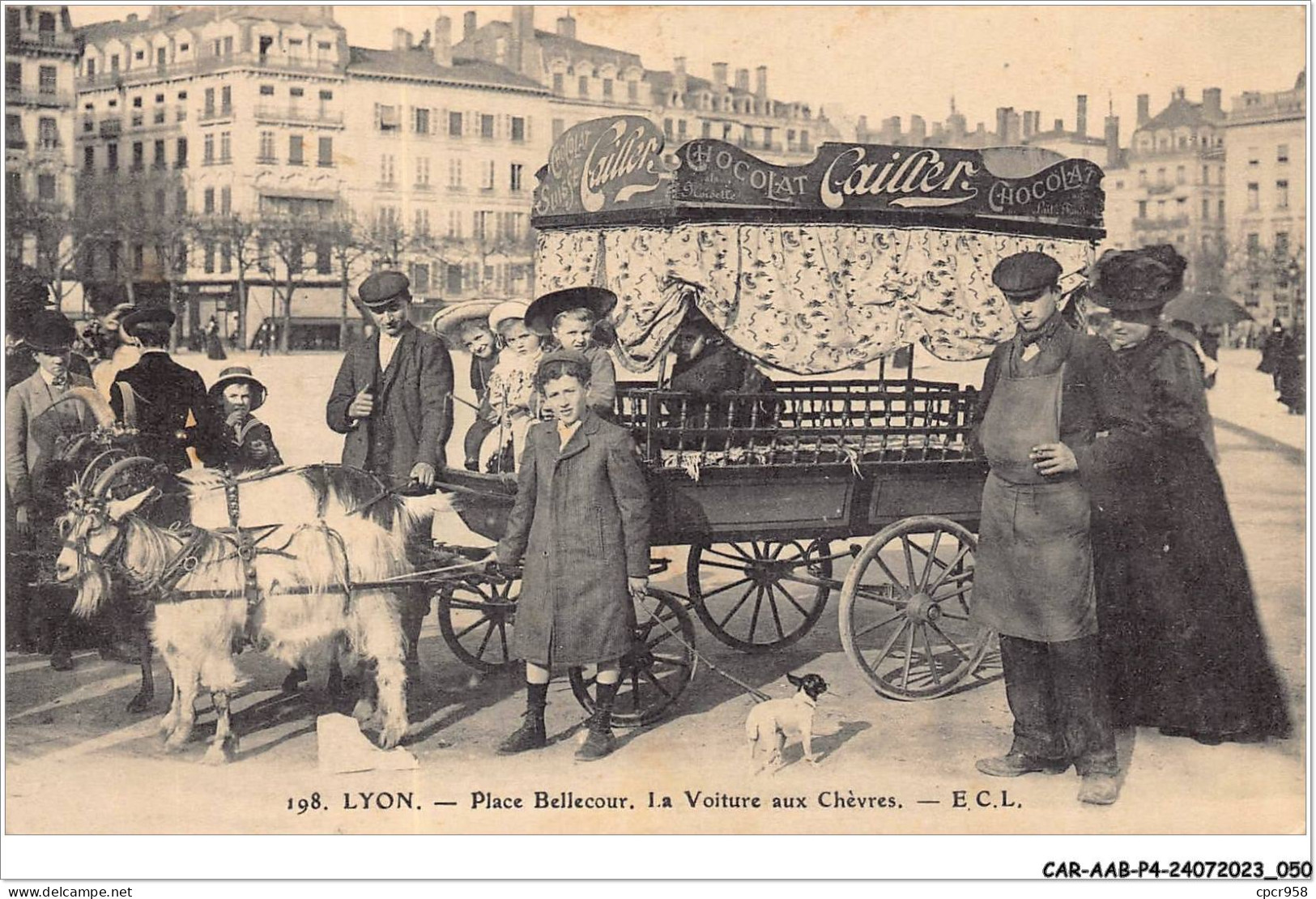 CAR-AABP4-69-0274 - LYON - Place Bellecour, La Voiture Aux ChïÂ¿Â½vres - Lyon 1