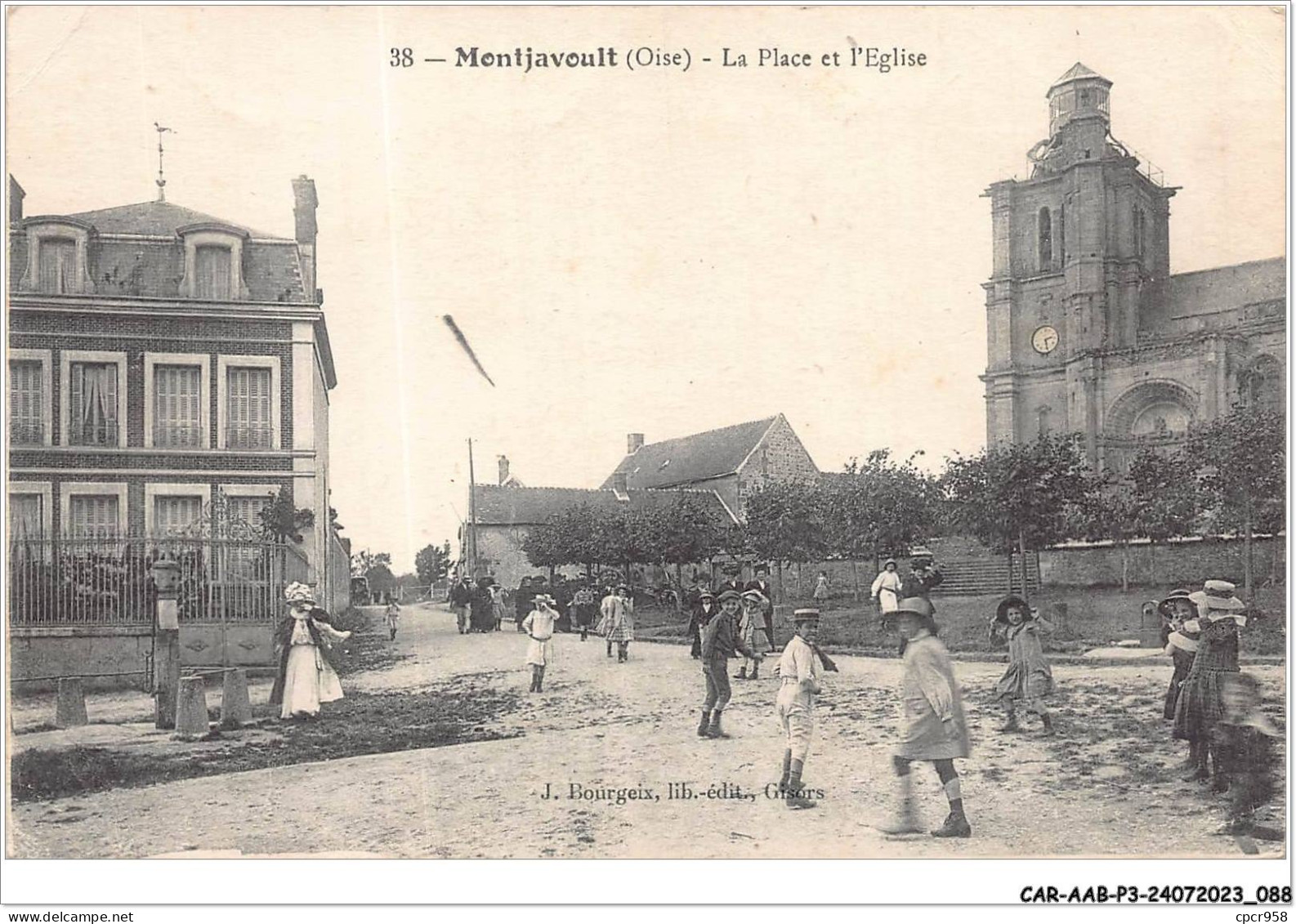 CAR-AABP3-60-0207 - MONTJAVOULT - La Place Et L'eglise  - Montjavoult