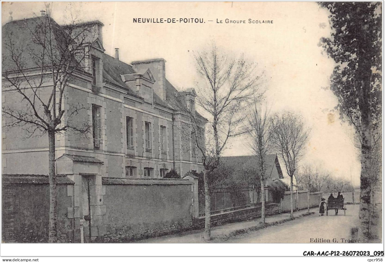 CAR-AACP12-86-1060 - NEUVILLE-EN-POITOU - Le Groupe Scolaire - Neuville En Poitou