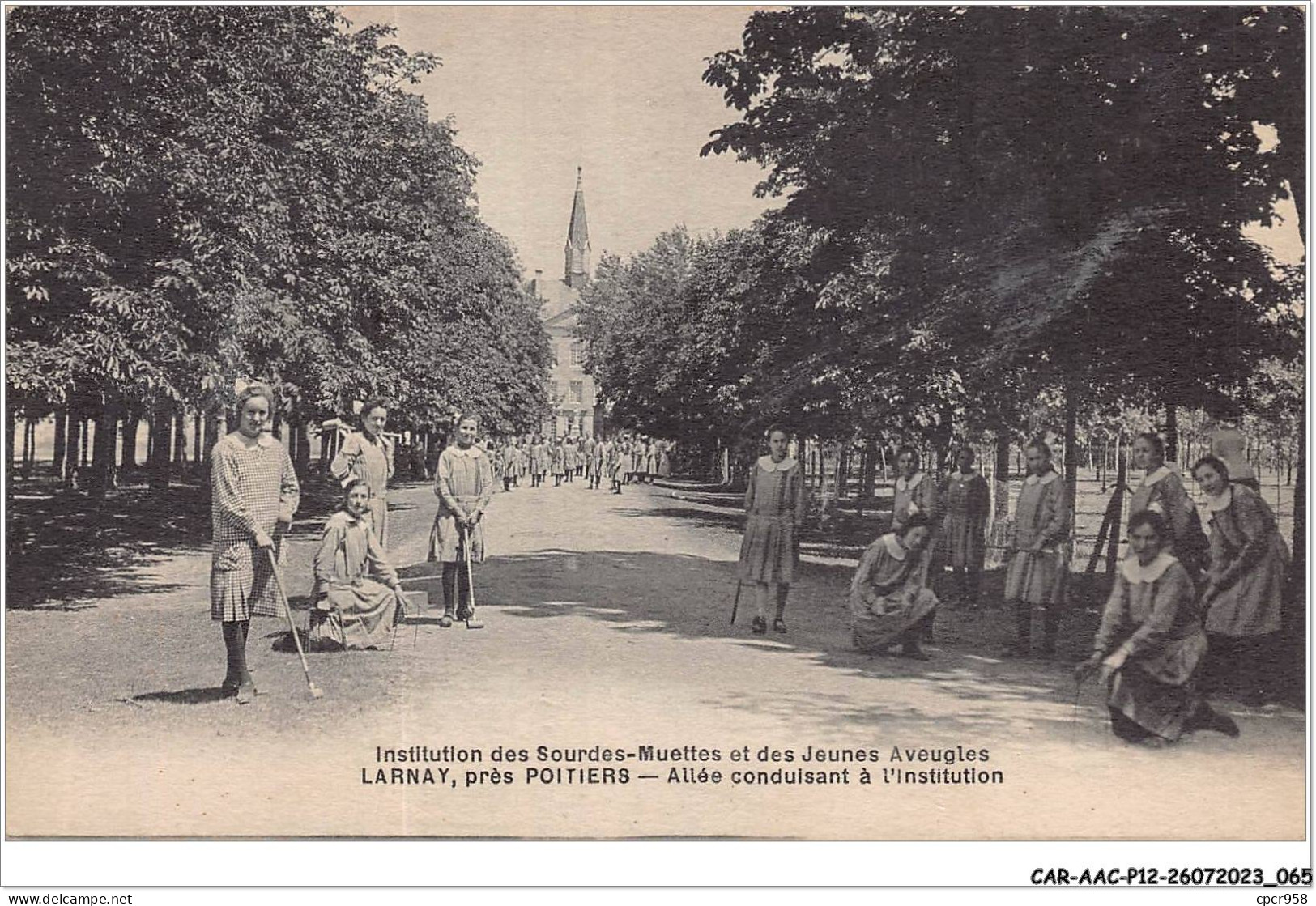 CAR-AACP12-86-1045 - Institution Des Sourdes-muettes - LARNAY Pres POITIERS -allée Conduisant A L'intitution - Croquet - Poitiers