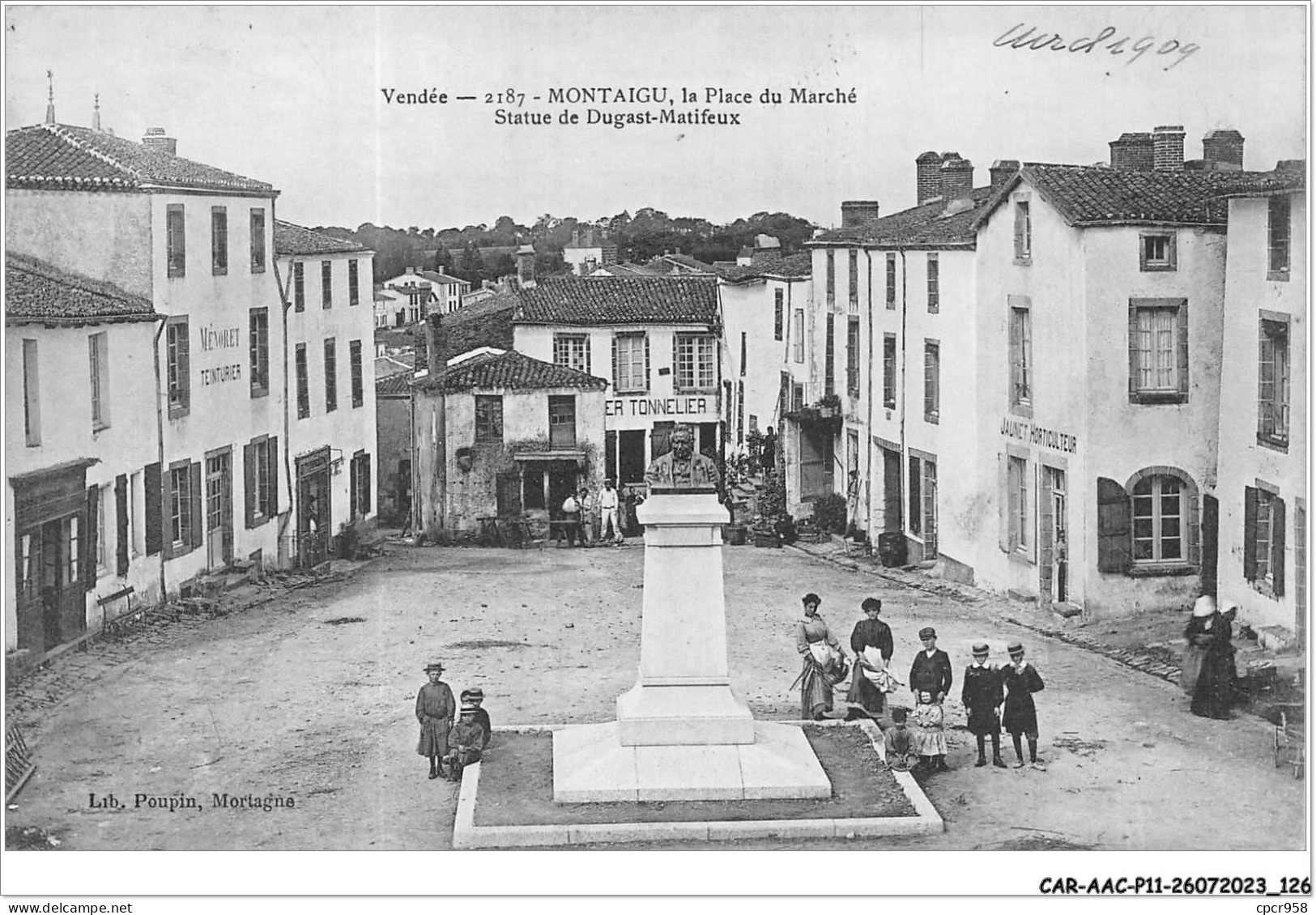 CAR-AACP11-85-0981 - VENDEE - MONTAIGU - La Place Du Marche - Statue De Dugast-matifeux - Montaigu