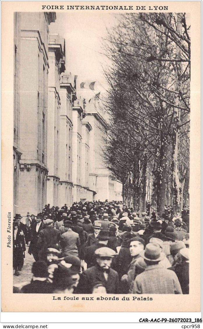 CAR-AACP9-69-0819 - FOIRE INTERNATIONALE DE LYON - La Foule Au Abords Du Palais - Lyon 1