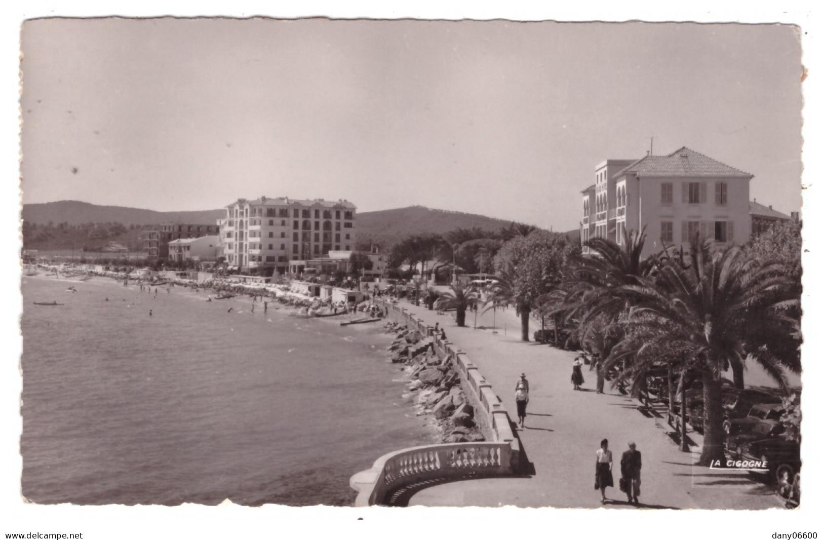 LE LAVANDOU - La Plage Et La Promenade  (carte Photo Animée) - Le Lavandou