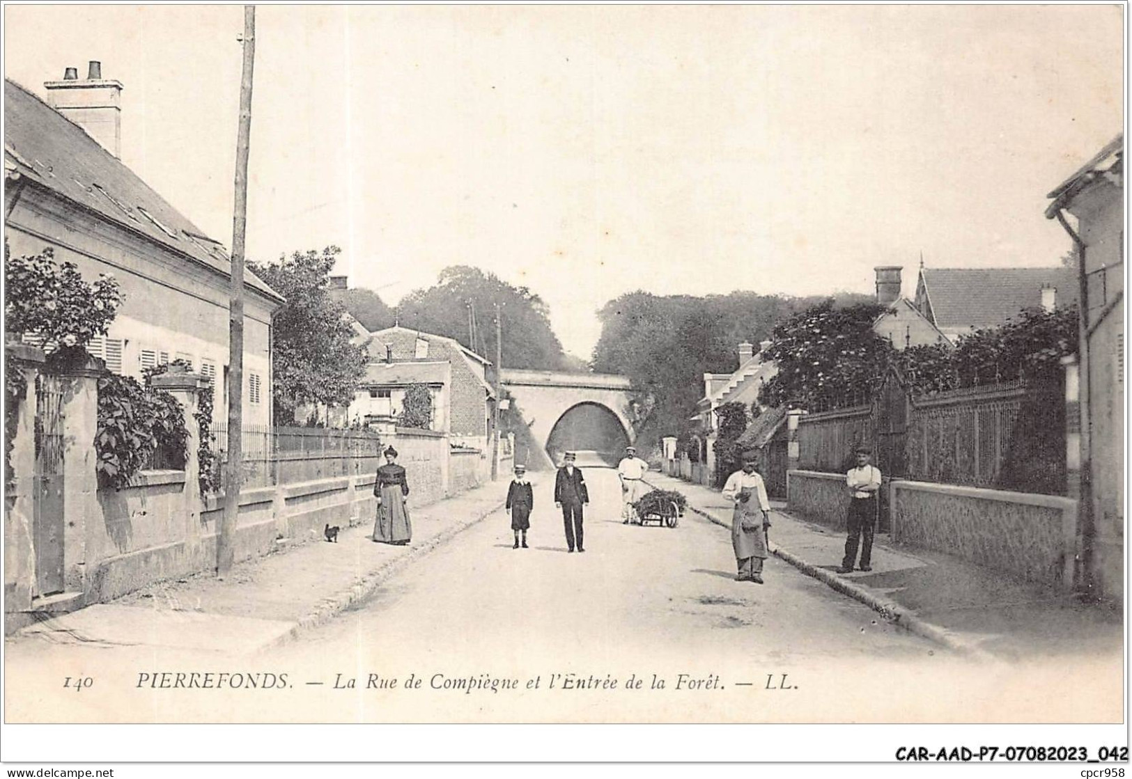 CAR-AADP7-60-0547 - PIERREFONDS - La Rue De Compiegne Et L'Entree De La Foret - Pierrefonds