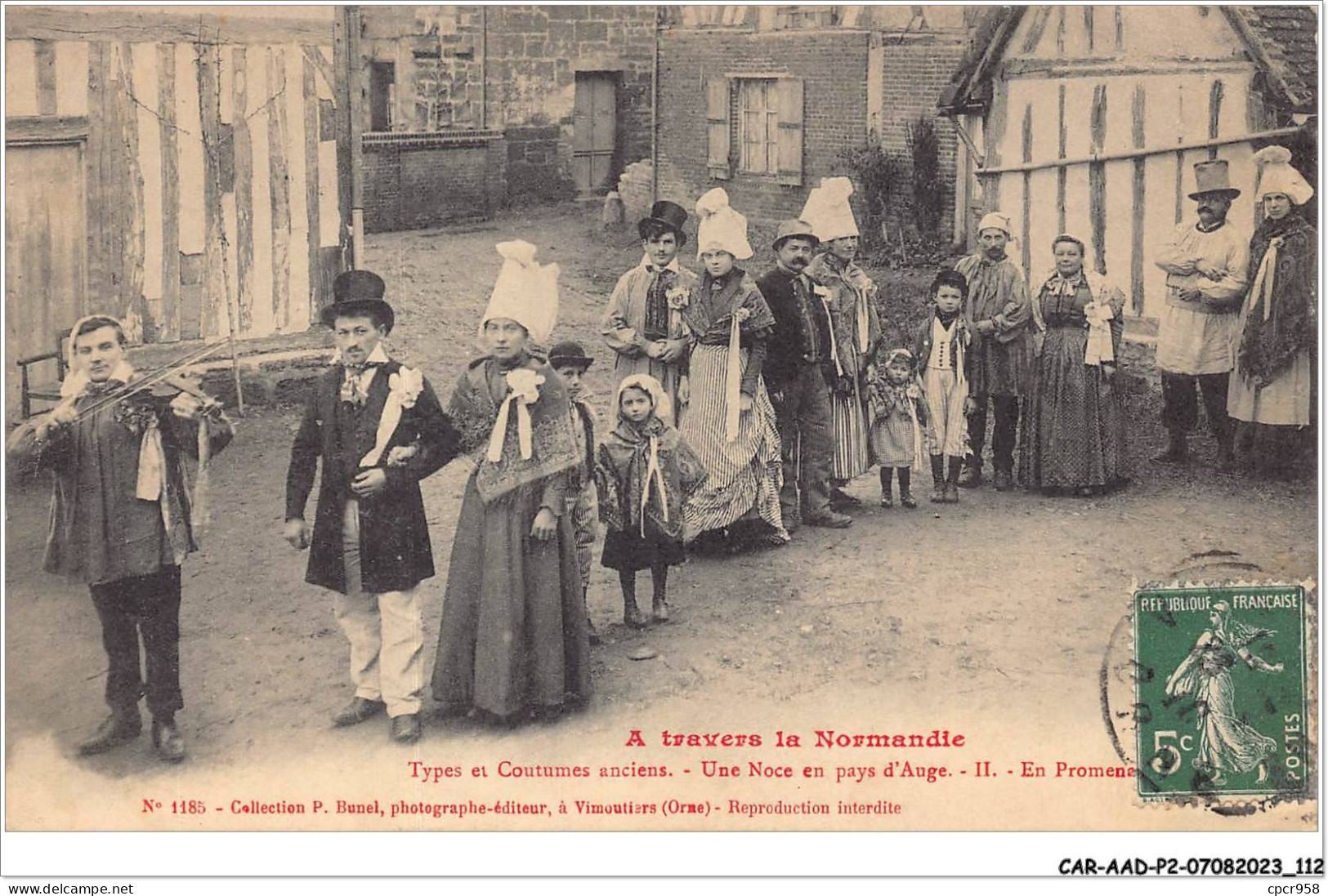 CAR-AADP2-14-0145 - A TRAVERS LA NORMANDIE - Types Et Costumes Anciens - Une Noce, En Promenade - Andere & Zonder Classificatie