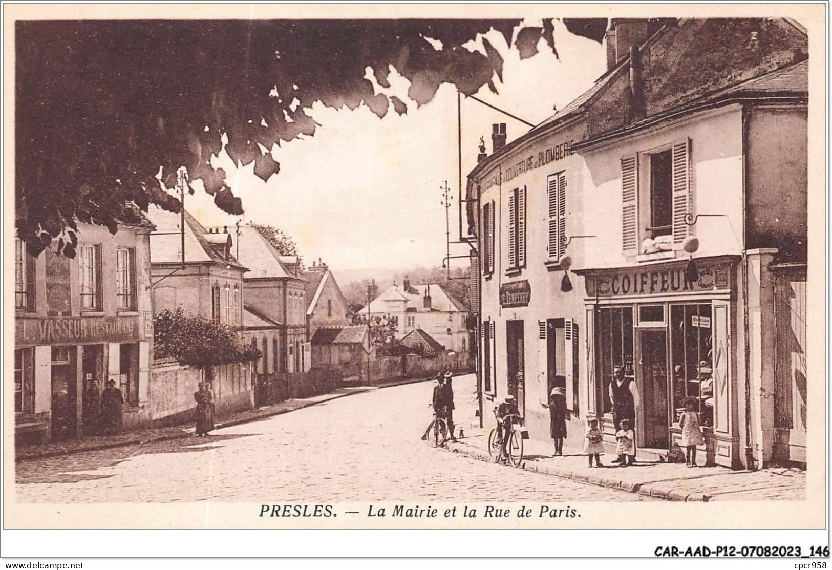 CAR-AADP12-95-1076 - PRESLES - La Mairie Et Rue De Paris - Coiffeur - Presles