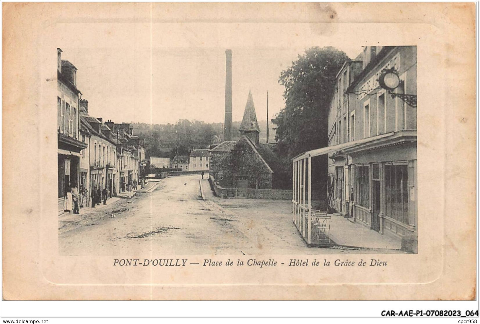 CAR-AAEP1-14-0033 - PONT-D'OUILLY - Place De La Chapelle - Hotel De La Grace De DIEU - Pont D'Ouilly