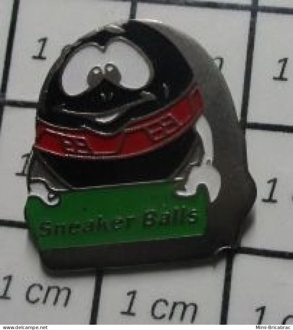 1618B Pins Pin's / Rare & Belle Qualité  ALIMENTATION / CONFISERIE CHOCOLAT SNEAKER BALLS En Fait Ce Sont Des Smarties ! - Alimentazione