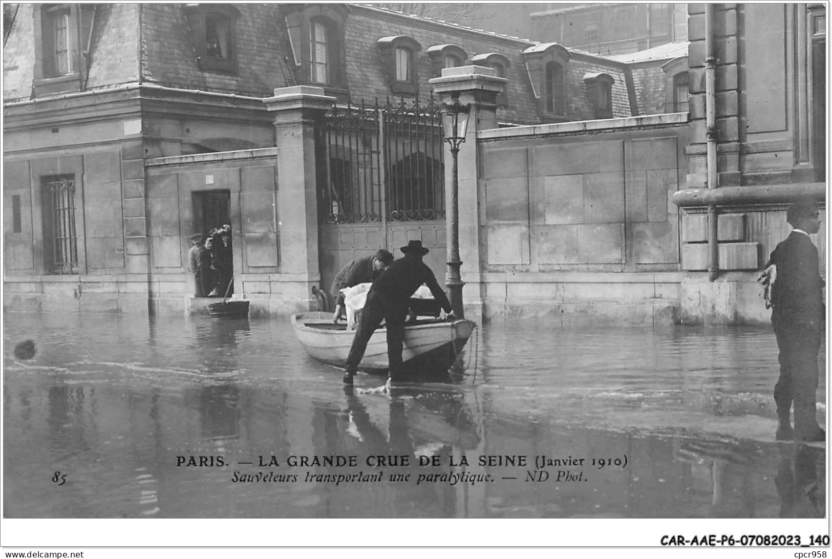 CAR-AAEP6-75-0575 - PARIS - LA GRANDE CRUE DE LA SEINE - Sauveteurs Transportant Une Paralytique - The River Seine And Its Banks