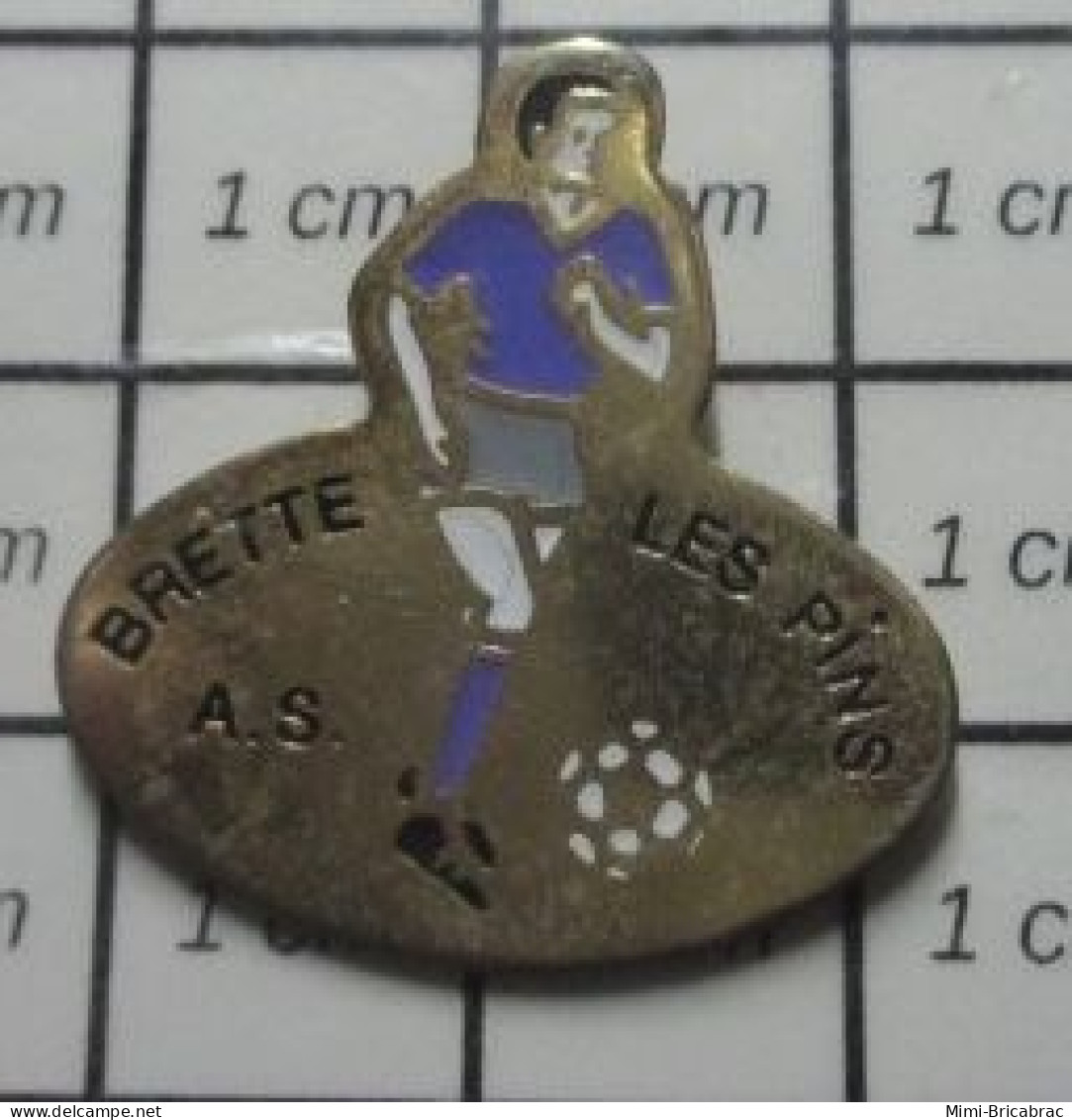 911B Pin's Pins / Beau Et Rare / SPORTS / CLUB FOOTBALL AS BRETTE LES PINS Pas Brette Sinclair ? - Poste