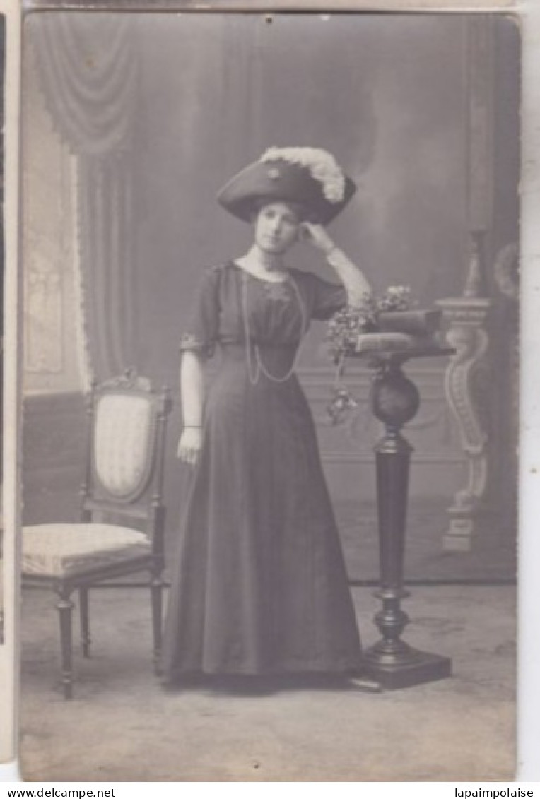 Carte Photo De Cabinet  Belle Jeune Femme Avec Grand Chapeau Accoudée Sur Une Sellette Réf 29985 - Anonyme Personen