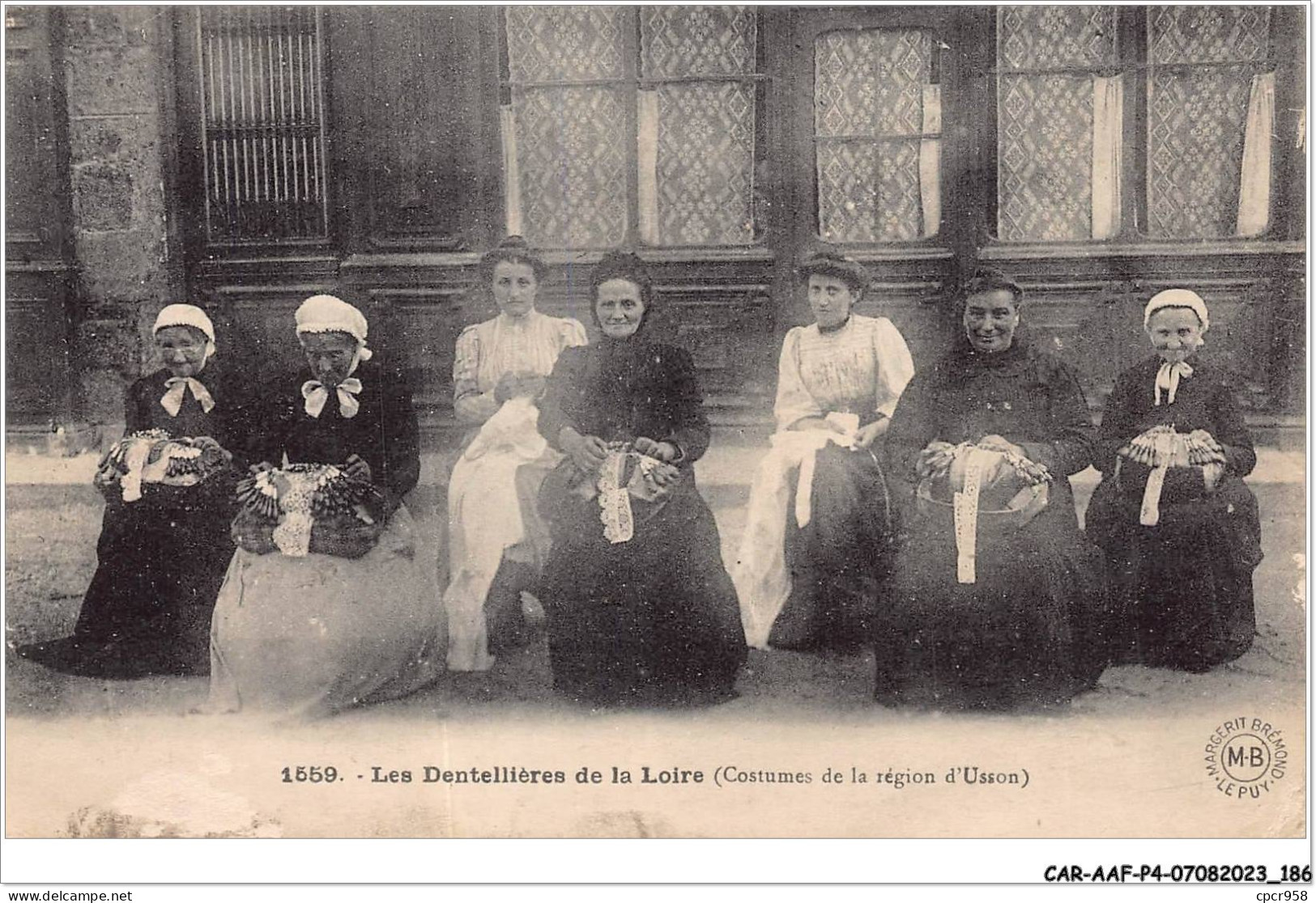 CAR-AAFP4-42-0368 - LES DENTELLIERES DE LA LOIRE (Costumes De La Region D'Usson)  - Sonstige & Ohne Zuordnung