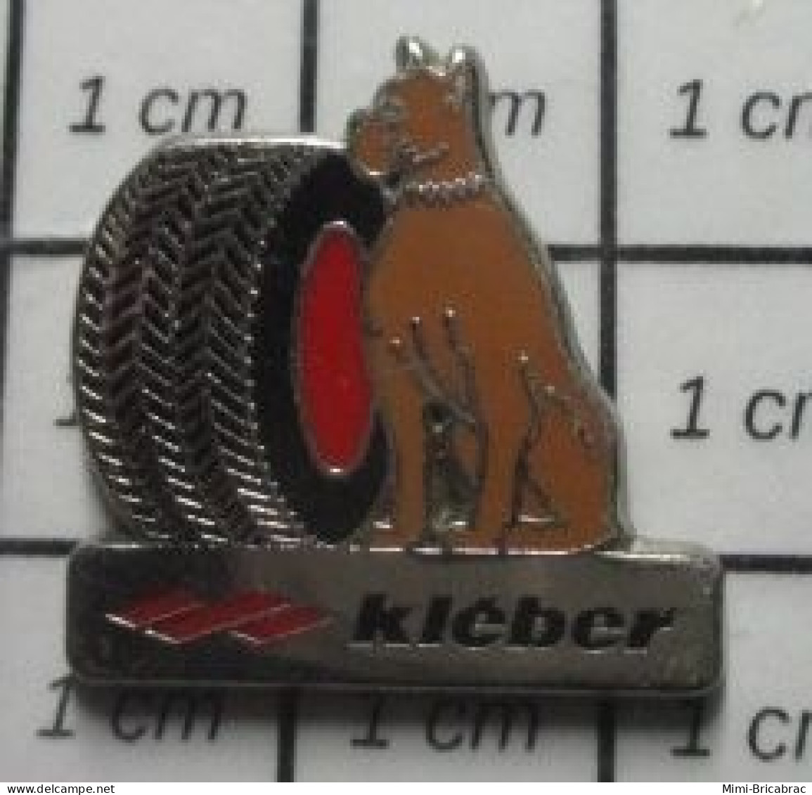 312B Pin's Pins / Beau Et Rare / MARQUES / PNEU KLEBER CHIEN BOXER Par DRAGO - Markennamen