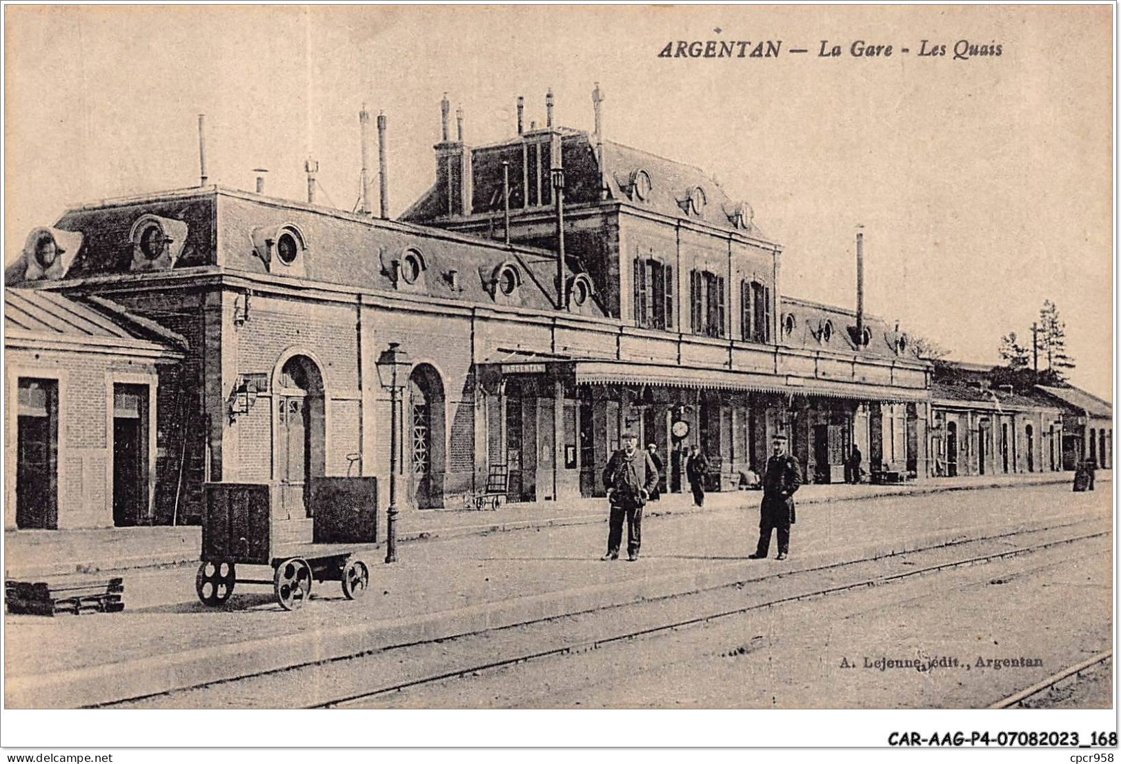 CAR-AAGP4-61-0374 - ARGENTAN - La Gare - Les Quais - Argentan
