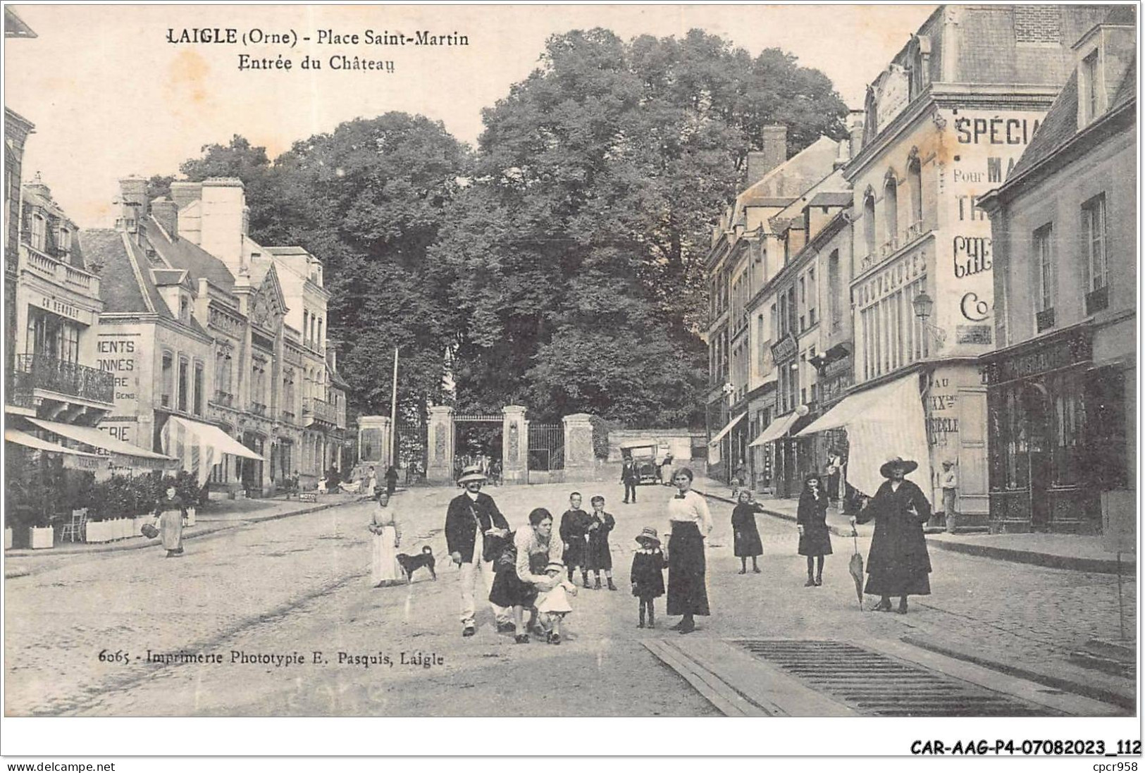 CAR-AAGP4-61-0346 - LAIGLE - Place Saint-Martin - Entrée Du Chateau  - L'Aigle