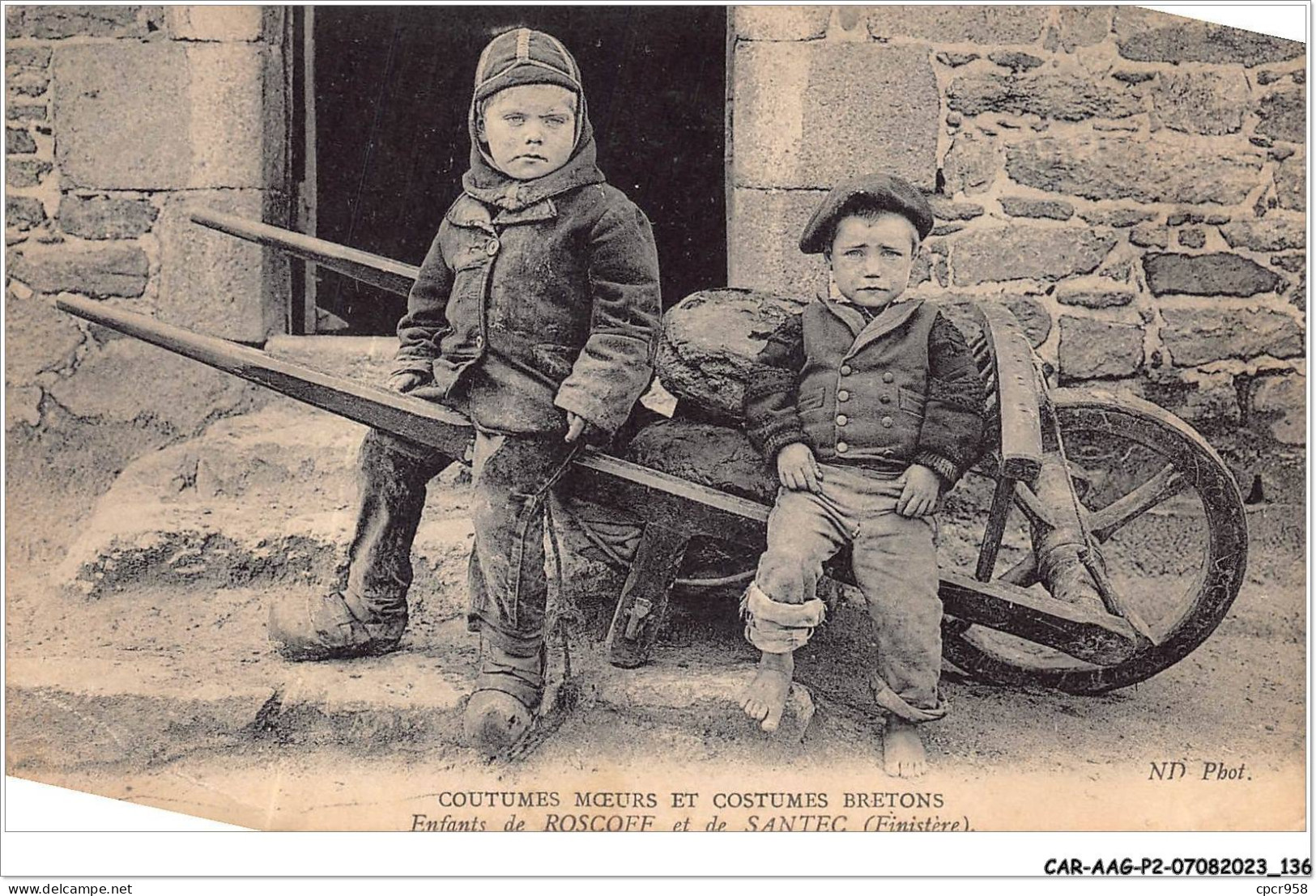 CAR-AAGP2-29-0177 - ROSCOFF - Coutumes Moeurs Et Costumes Bretons - Enfants De Roscoff Et De Santec - Roscoff