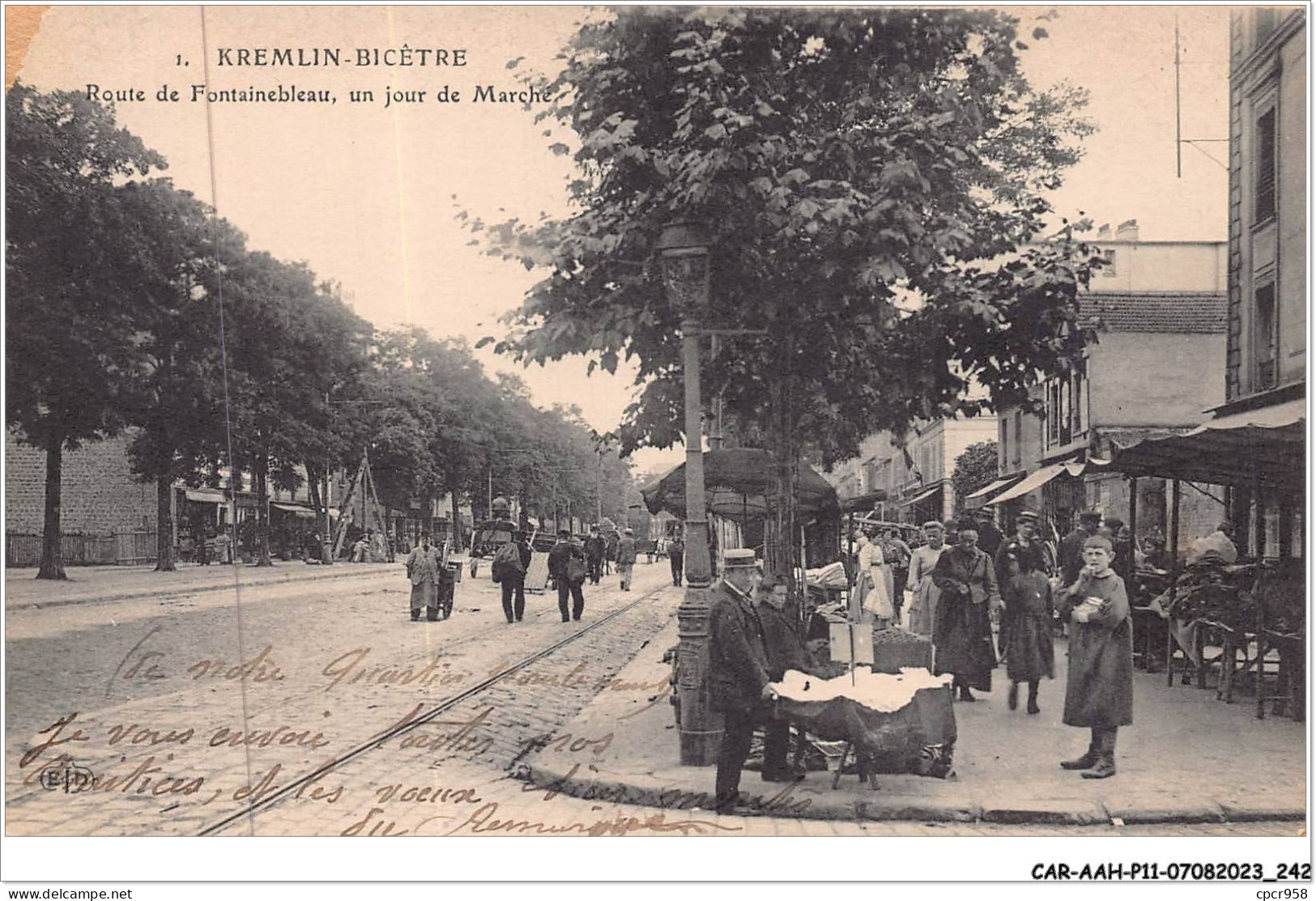 CAR-AAHP11-94-1082 - KREMLIN-BICETRE - Route De Fontainebleau - Un Jour De Marché - Carte Vendue En L'etat - Kremlin Bicetre