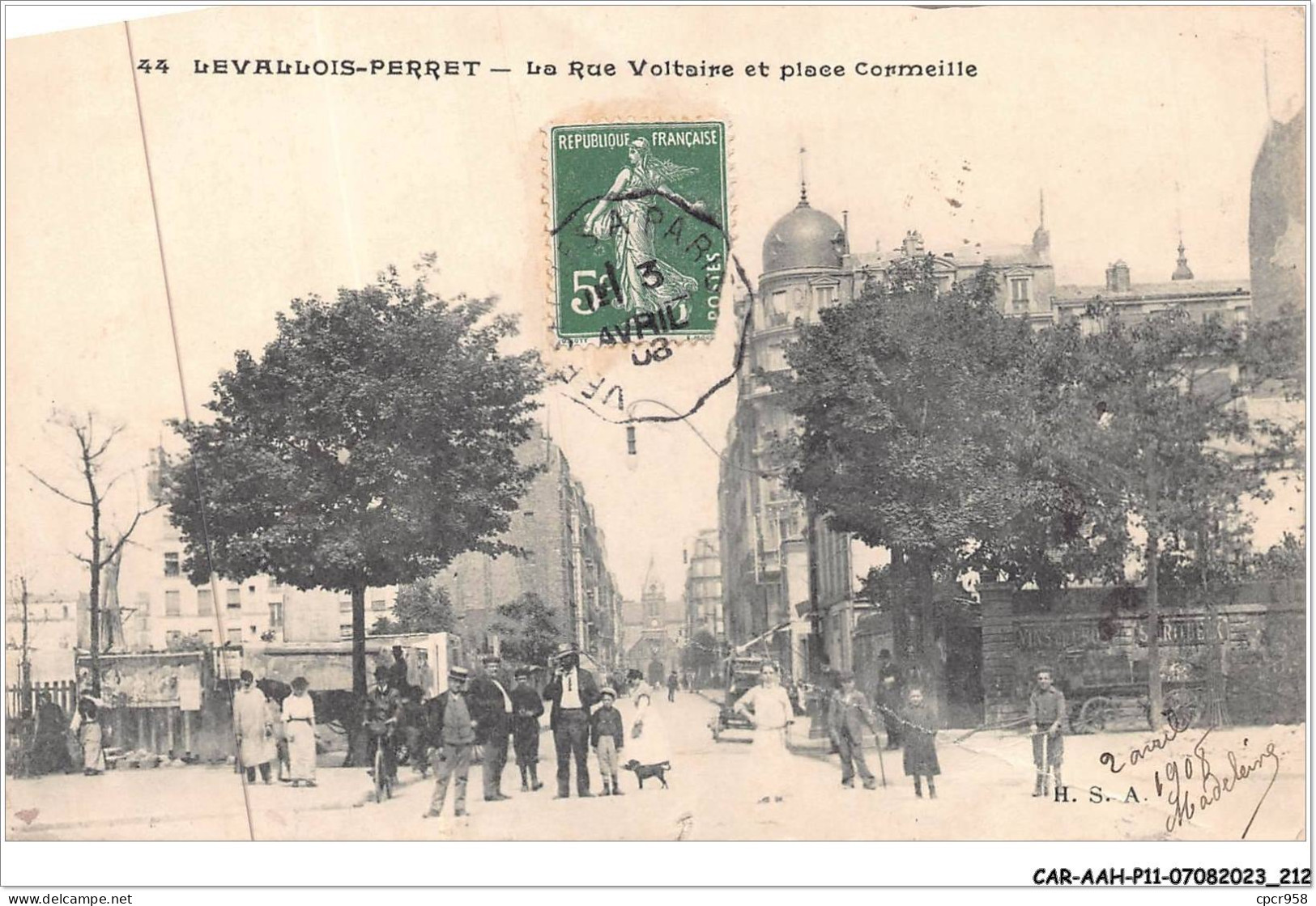 CAR-AAHP11-92-1067 - LEVALLOIS-PERRET - La Rue Voltaire Et Place Cormeille - Levallois Perret