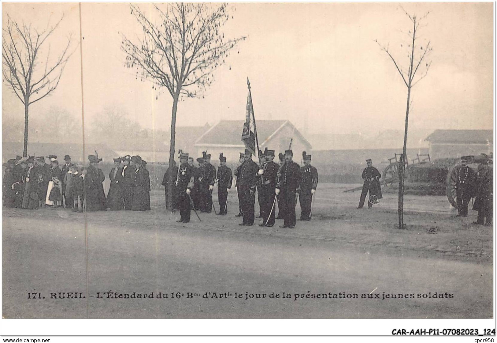 CAR-AAHP11-92-1023 - RUEIL - L'étendard Du 16è Brigade D'artillerie Le Jour De La Présentation Aux  Jeunes Soldats  - Rueil Malmaison