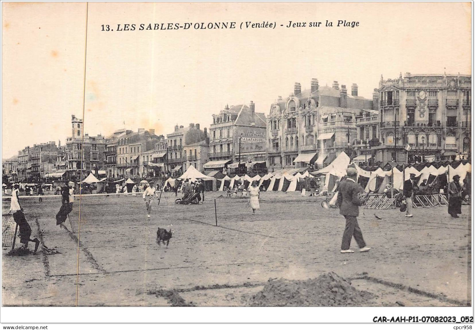 CAR-AAHP11-85-0987 - LES SABLES D'OLONNE - Jeux Sur La Plage - Sables D'Olonne