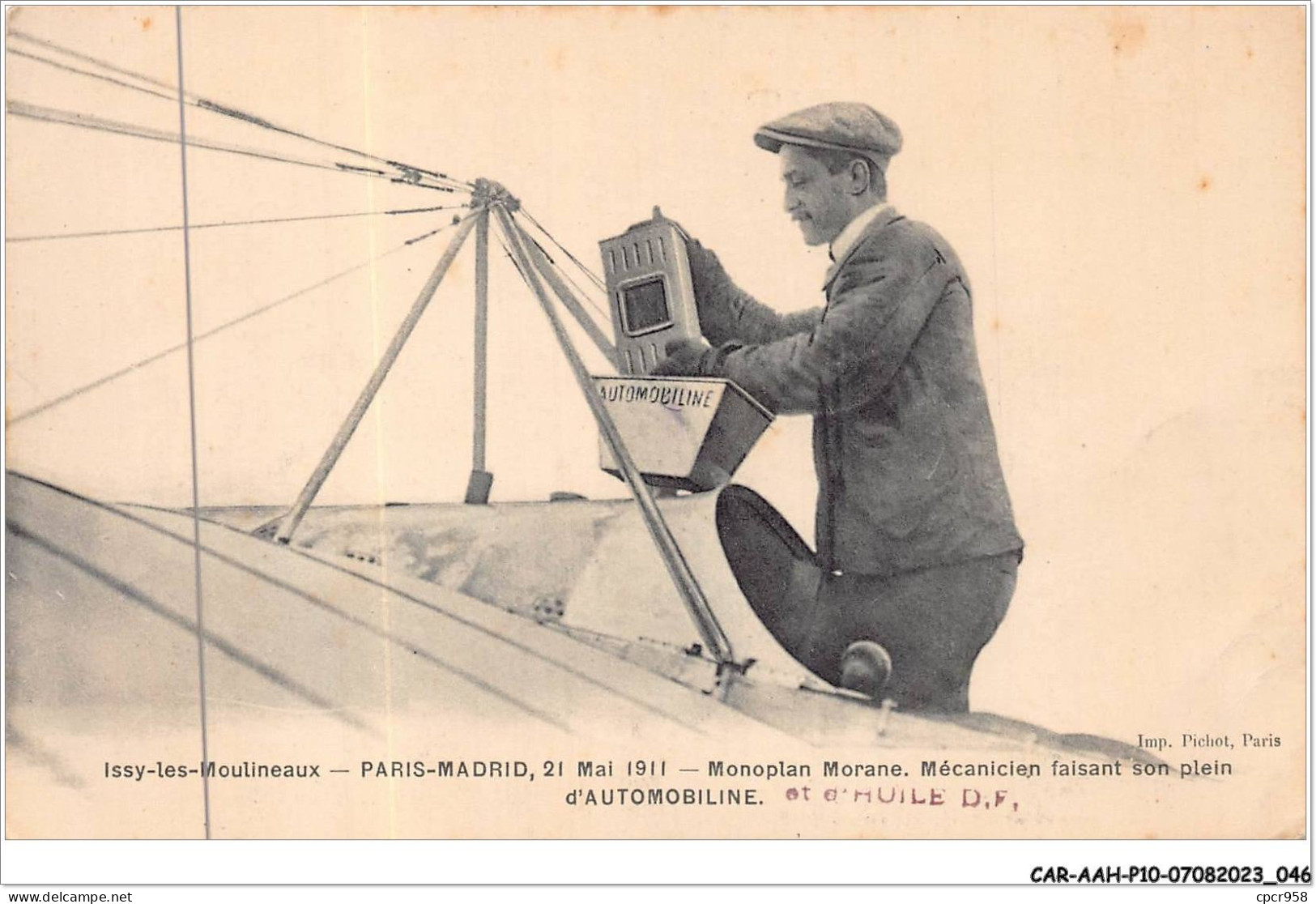 CAR-AAHP10-78-0889 - ISSY-LES-MOULINEAUX - Monoplan Morane - Mécanicien Faisant Son Plein D'automobile - Publicite - Autres & Non Classés