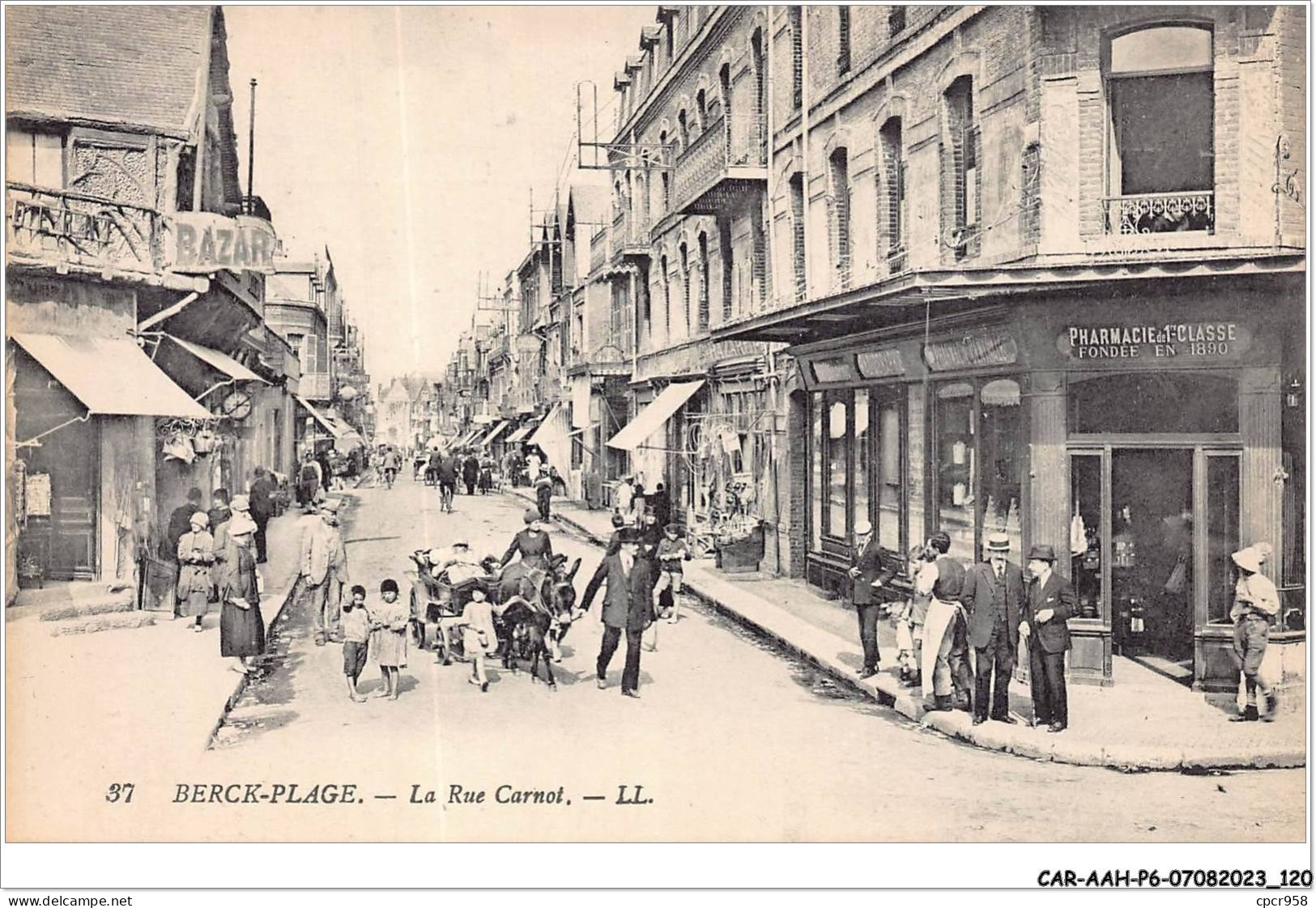 CAR-AAHP6-62-0536 - BERCK - La Rue Carnot - Bazar, Pharmacie - Berck