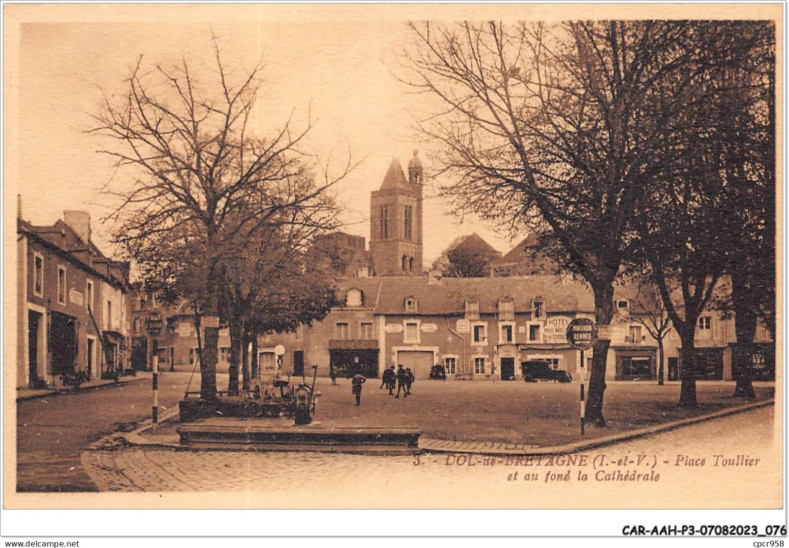 CAR-AAHP3-35-0222 - DOL-DE-BRETAGNE - Place Toullier Et Au Fond La Cathédrale - Dol De Bretagne