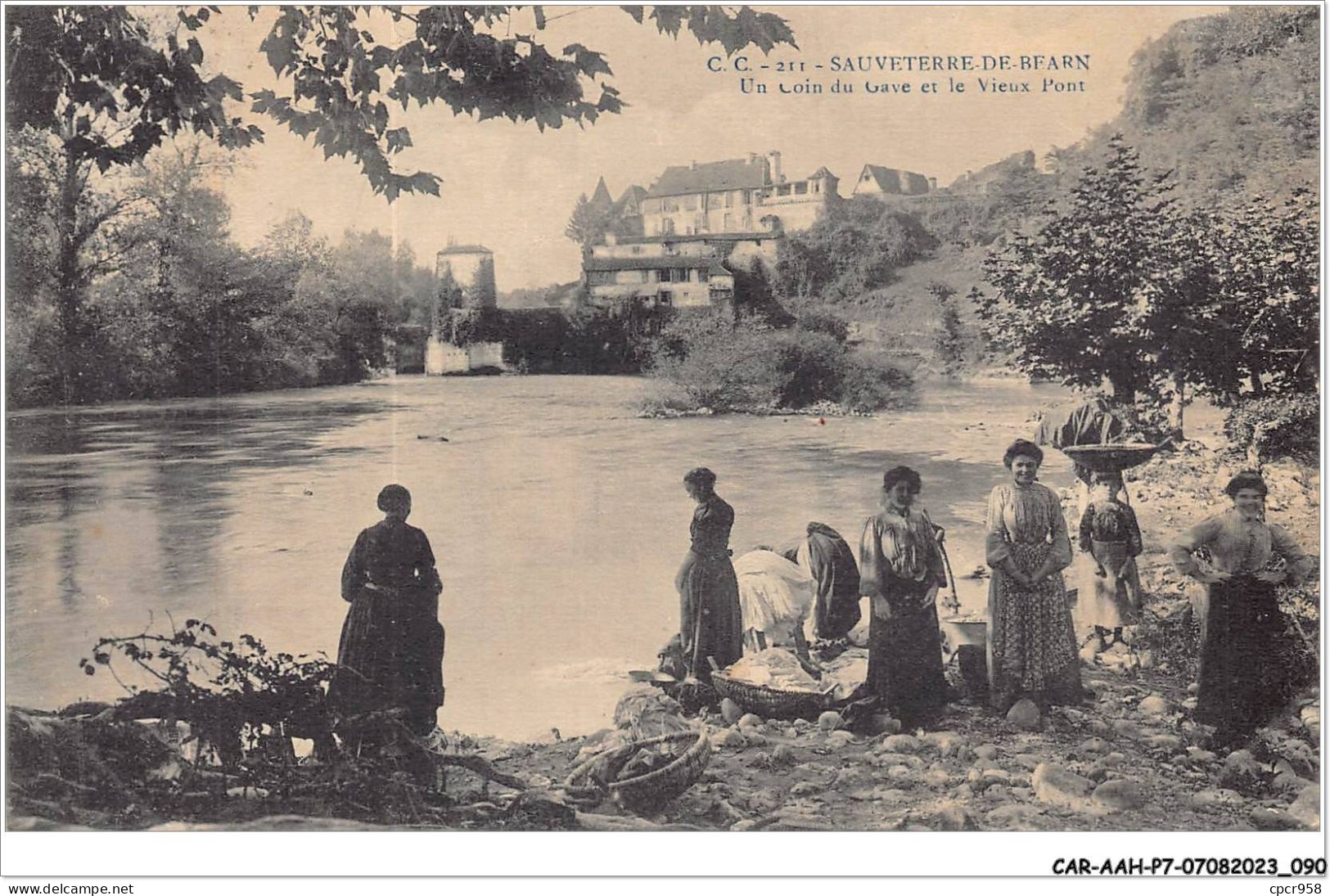 CAR-AAHP7-64-0615 - SAUVETERRE-DE-BEARN - Un Coin Du Cave Et Le Vieux Pont - Lavandieres - Sauveterre De Bearn