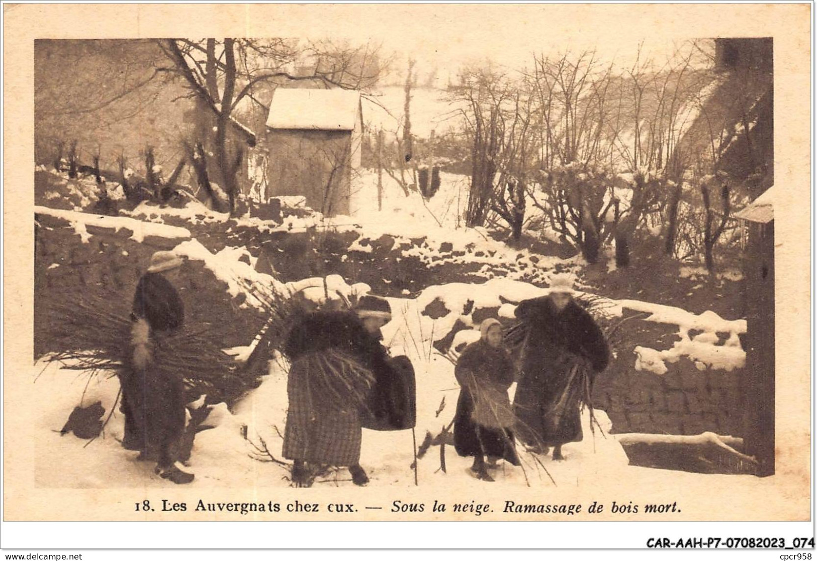 CAR-AAHP7-63-0607 - Les Auvergnats Chez Eux - Sous La Neige - Ramassage De Bois Mort - Agriculture - Auvergne Types D'Auvergne