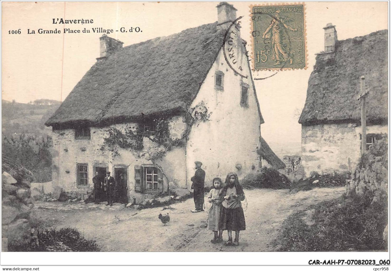 CAR-AAHP7-63-0600 - AUVERGNE - La Grande Place Du Village - Auvergne Types D'Auvergne