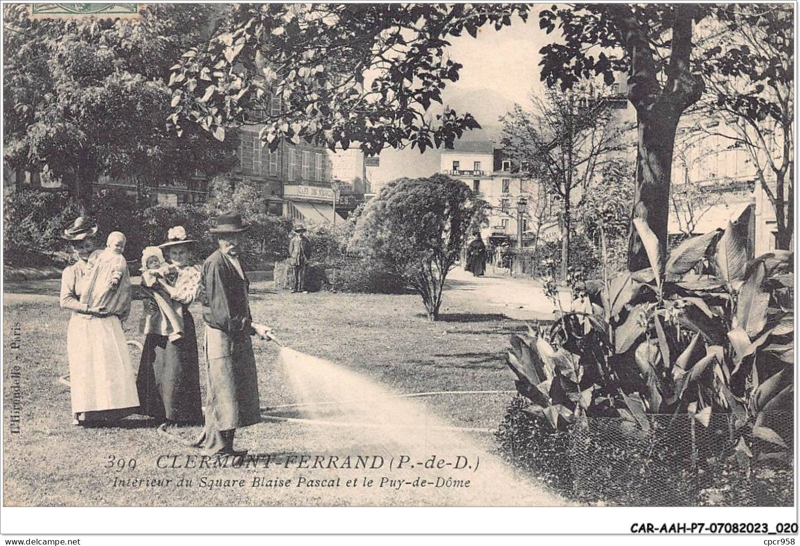 CAR-AAHP7-63-0580 - CLERMONT-FERRAND - Intérieur Du Square Blaise Pascal Et Le Puy-de-dôme - Clermont Ferrand