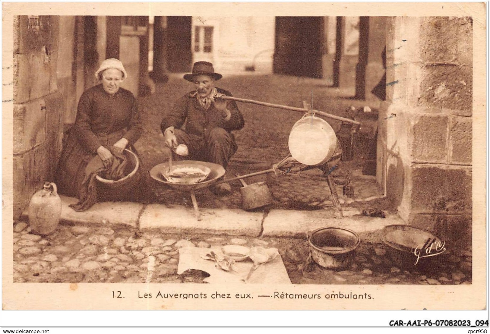 CAR-AAIP6-63-0515 - Les Auvergnats Chez Eux - Retameurs Ambulants - Auvergne Types D'Auvergne