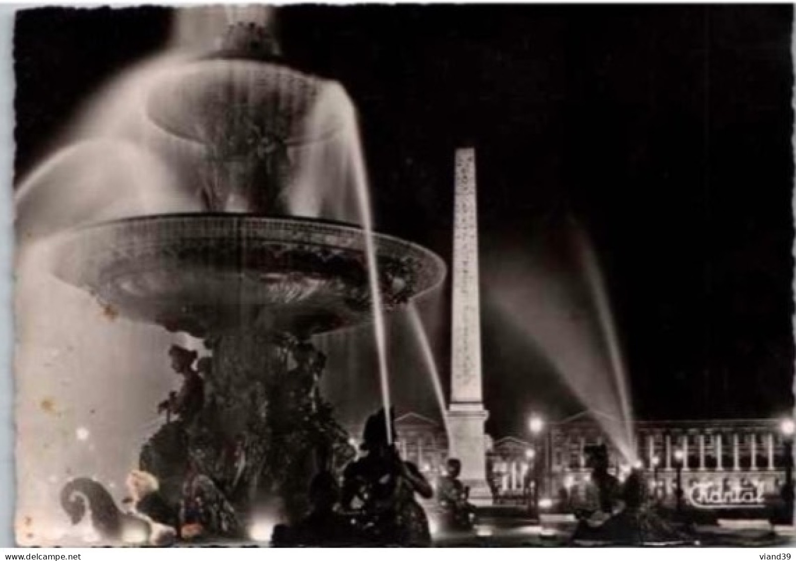 PARIS. -  Place De La Concorde Les Illuminations En Noir Et Blanc.     Non Circulée. - Plazas