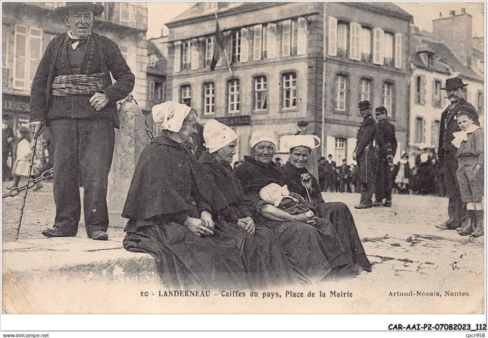 CAR-AAIP2-29-0154 - LANDERNEAU - Coiffes Du Pays  - Place De La Mairie  - Landerneau