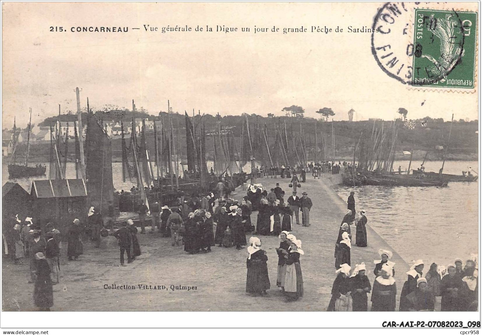 CAR-AAIP2-29-0147 - CONCARNEAU - Vue Générale De La Digue, Un Jour De Grande Peche De Sardines - Concarneau