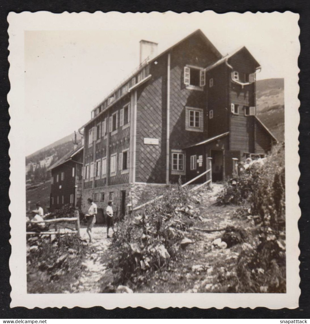 Jolie Photographie Ancienne De Gens Devant Un Lieu à Définir : Ötscherschutzhaus? Autriche? 6 X 6,2 Cm - Places