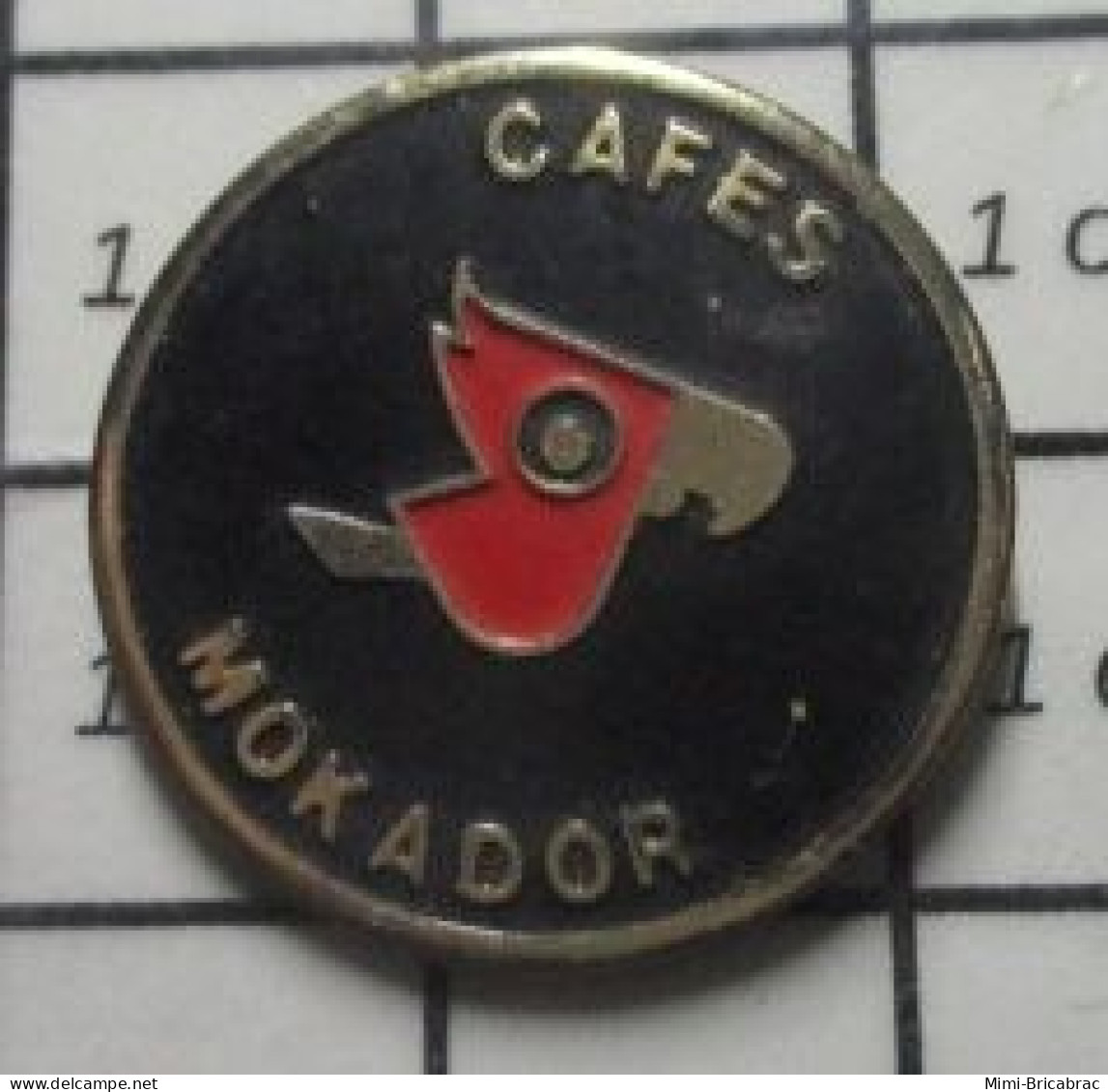 615c Pin's Pins / Beau Et Rare : BOISSONS / PERROQUET ROUGE  CAFES MOKADOR - Bebidas