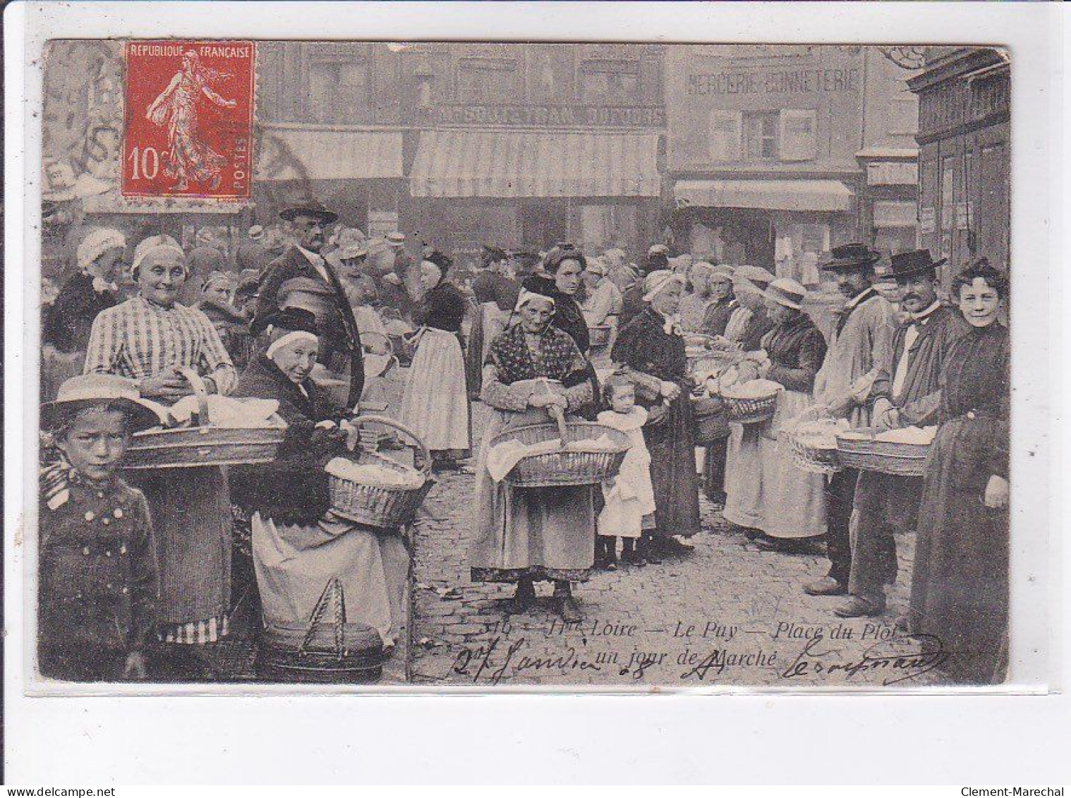 LE PUY-en-VELAY: Place Du Plot, Un Jour De Marché - état - Le Puy En Velay