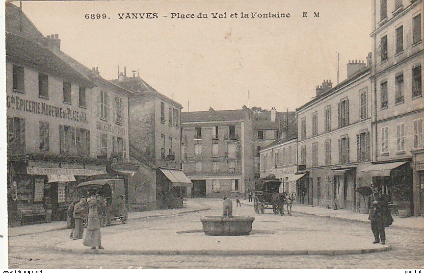 MO 1-(92) VANVES - PLACE DU VAL ET LA FONTAINE - COMMERCES - VOITURE HIPPOMOBILE - 2 SCANS - Vanves