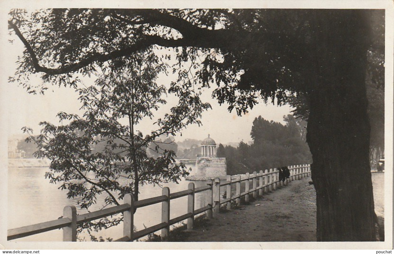 MO 3-(92)  COURBEVOIE - LA SEINE ET LE TEMPLE DE L' AMOUR - 2 SCANS - Courbevoie